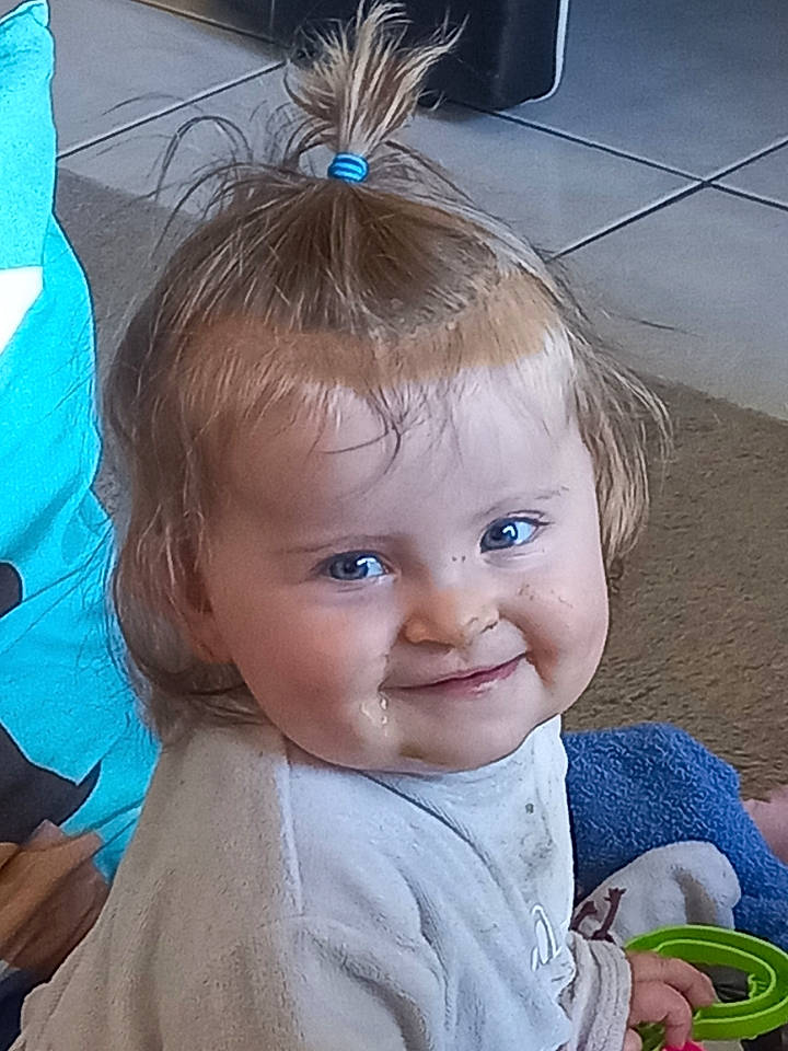 Elisa a rejoint le concours — aidez-le/la à gagner de superbes lots ! baby_toddler_clothing, blue, cheek, chin, ear, eyelash, face, green, hairstyle, happy, human_body, iris, joy, lip, mouth, nose, organ, person, photograph, skin