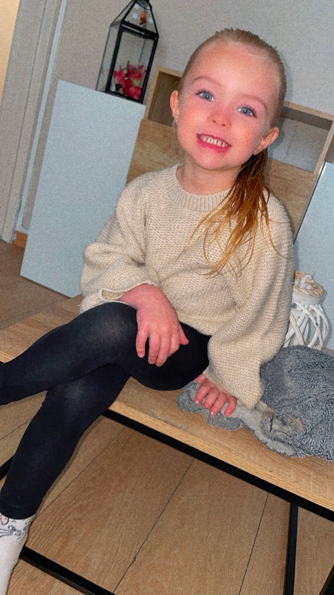 Lya a rejoint le concours — aidez-le/la à gagner de superbes lots ! active_pants, baby_toddler_clothing, calf, floor, flooring, human_leg, joint, joy, knee, leg, neck, person, pink, shoulder, sleeve, smile, sock, sportswear, standing, thigh