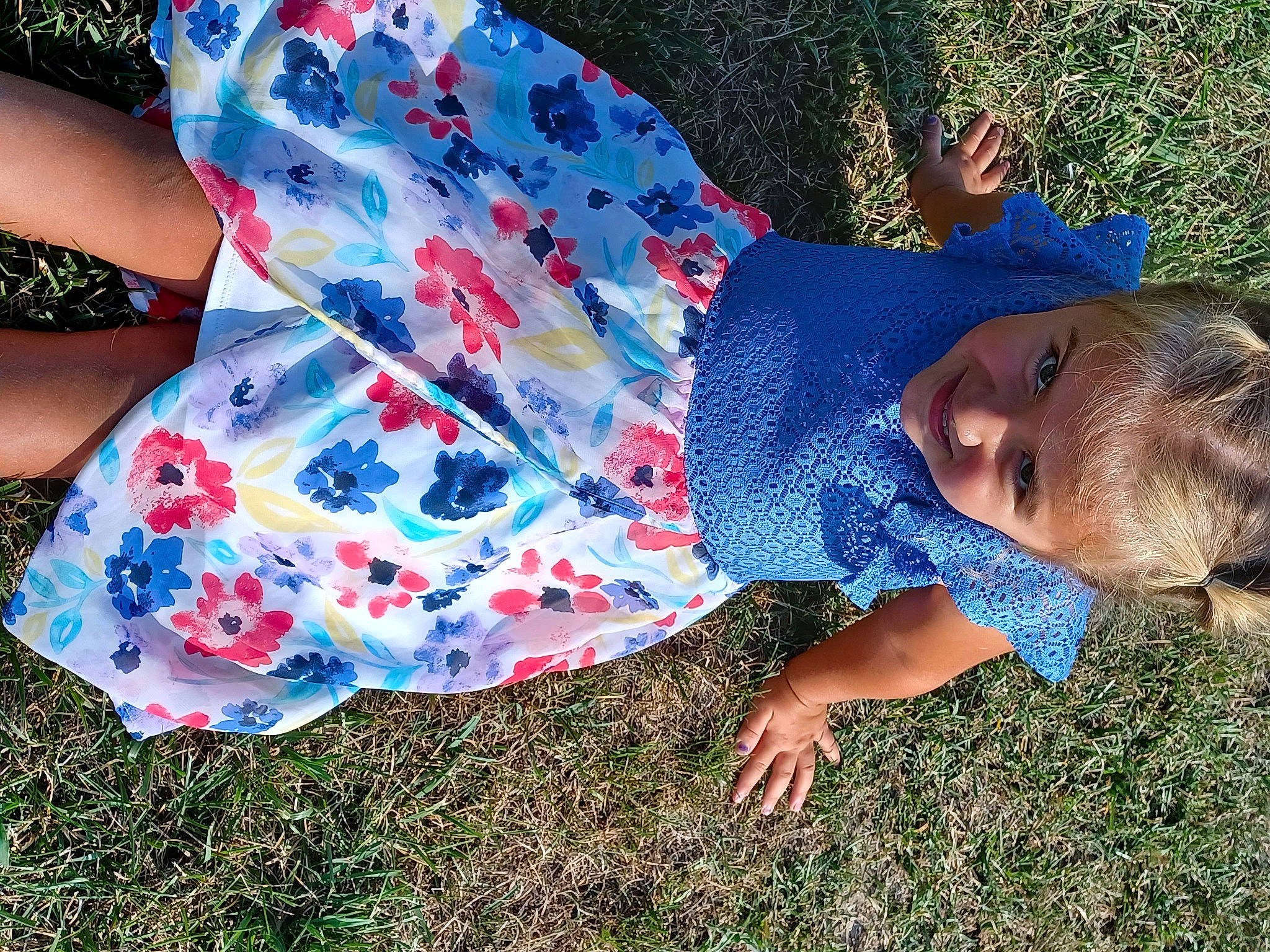 Daisie is registered to the contest to win money with this photo: barefoot, child, cool, denim, electric_blue, fun, grass, grassland, happy, human_leg, knee, leg, leisure, pattern, people_in_nature, person, sitting, sleeve, t_shirt, thigh