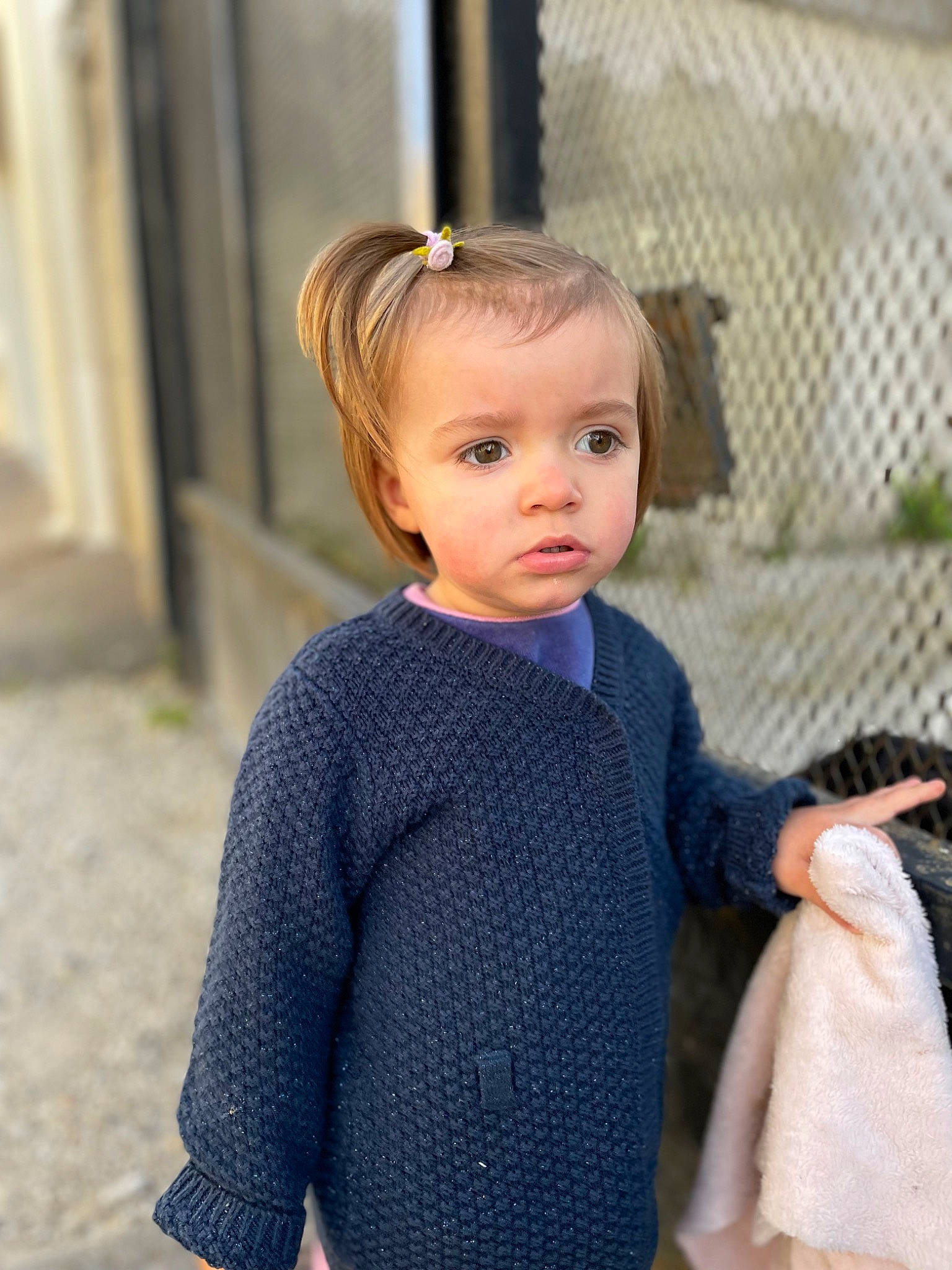Liliana a rejoint le concours — aidez-le/la à gagner de superbes lots ! baby_toddler_clothing, brown_hair, child, denim, electric_blue, eye, face, fashion_design, hair, hairstyle, head, headgear, person, shoulder, sitting, skin, sleeve, street_fashion, t_shirt, toddler