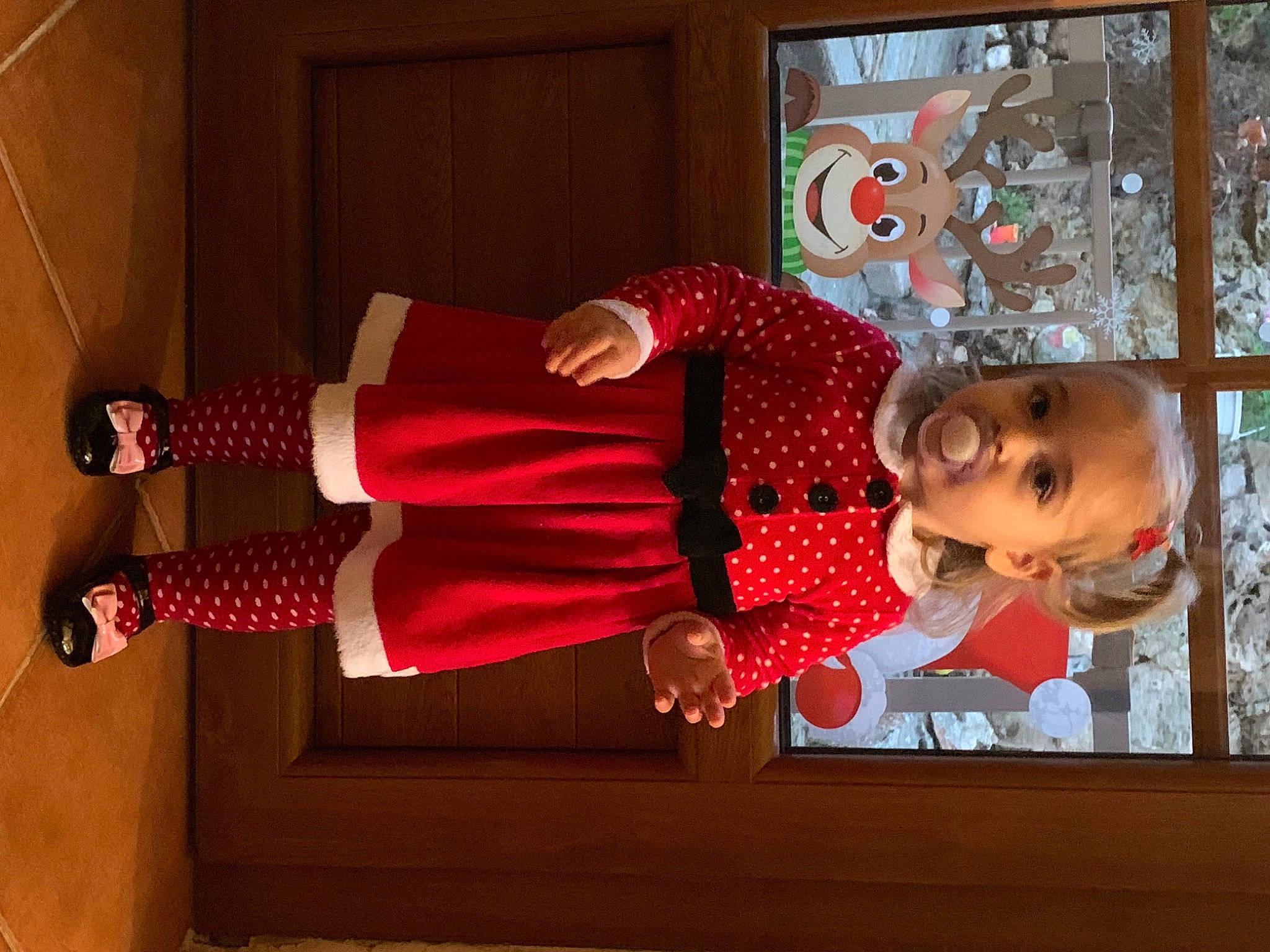 Louna participe au concours pour gagner de l'argent avec cette photo : child, event, fashion_design, fun, happy, human_leg, knee, magenta, pattern, peach, person, plant, room, smile, textile, thigh, toddler, tree, window, wood