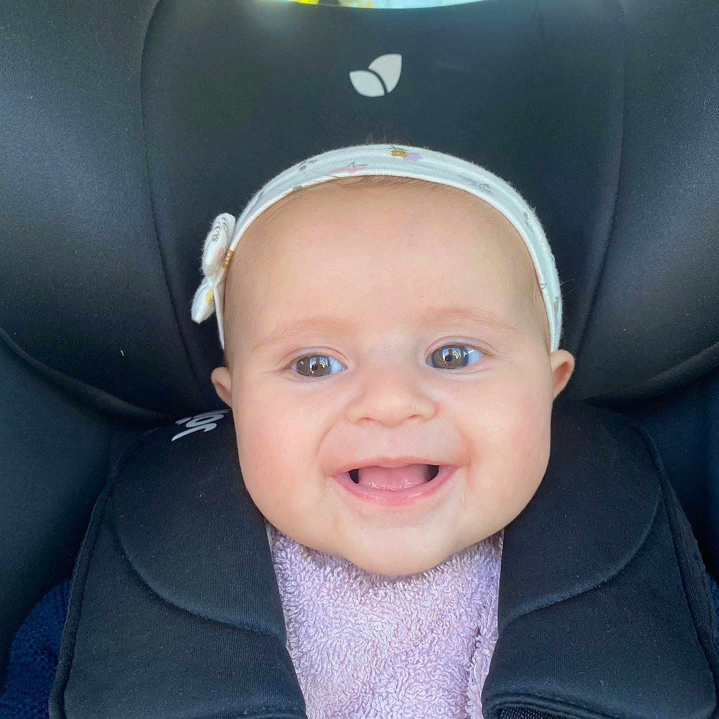 Melly participe au concours pour gagner de l'argent avec cette photo : baby, baby_girl, car_seat, child, child_seat, closeup, clothing, cute, face, happy, headband, indoors, infant, person, portrait, safety, seat, seatbelt, smile, young