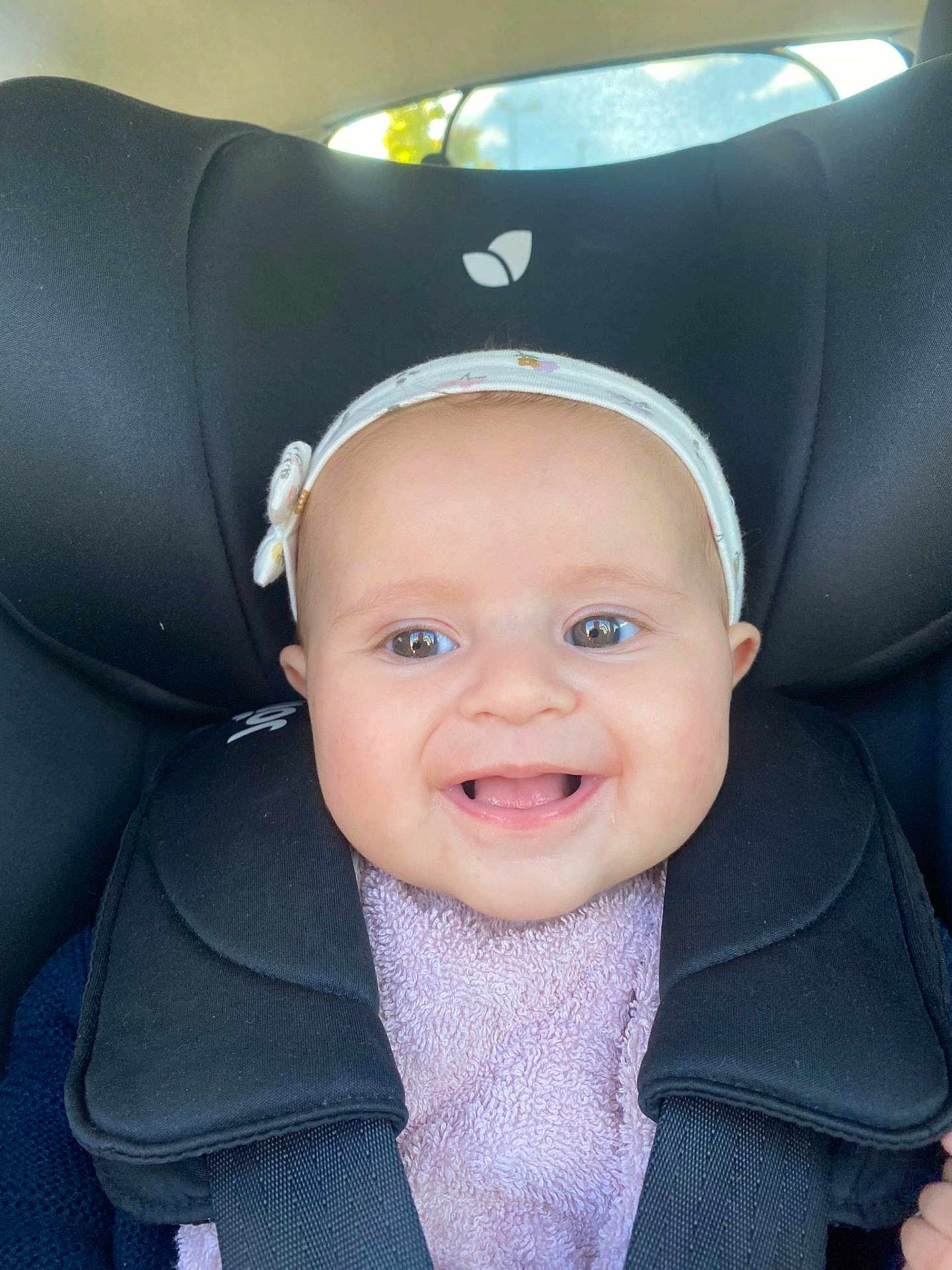 Melly participe au concours pour gagner de l'argent avec cette photo : baby, child, car_seat, headband, smile, happy, infant, seatbelt, closeup, face, cute, safety, child_seat, portrait, clothing, person, young, indoors, baby_girl, seat