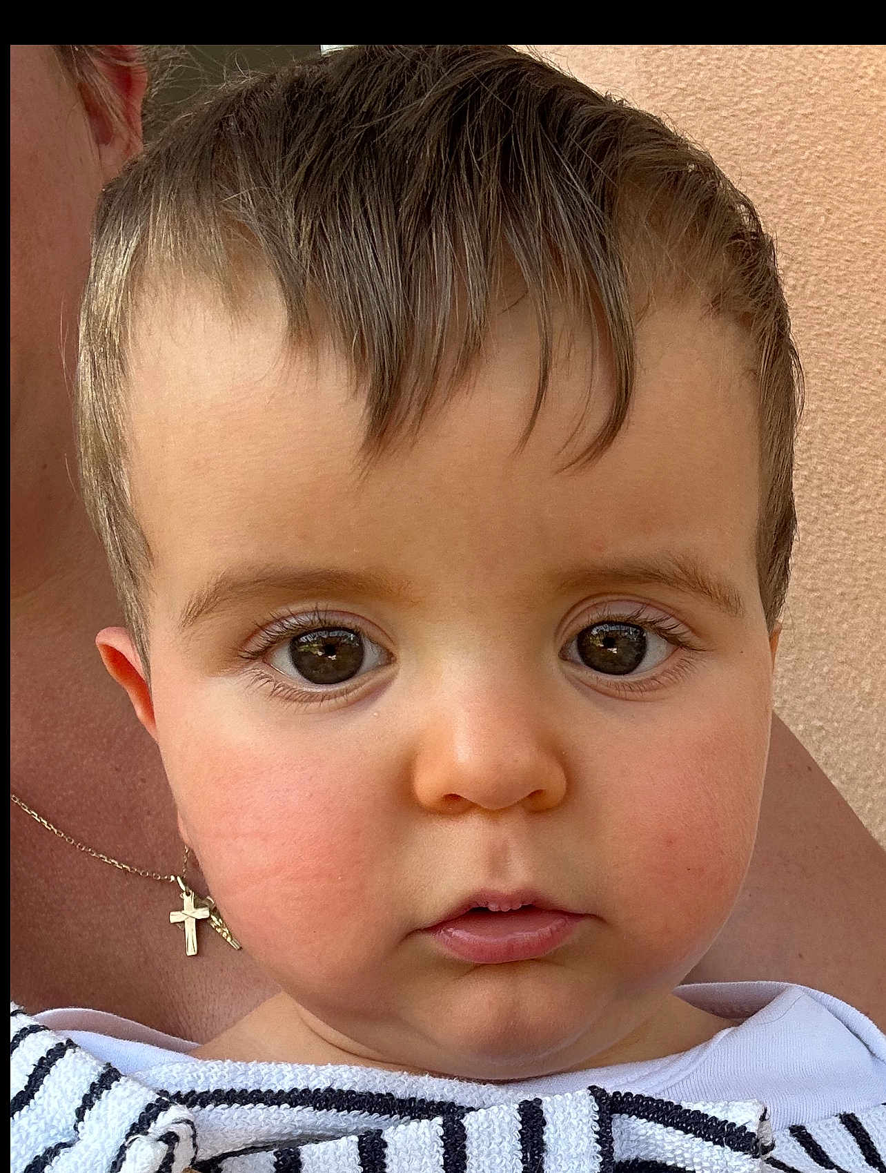 Pierre participe au concours pour gagner de l'argent avec cette photo : child, toddler, face, portrait, close_up, blanket, striped, hair, eyes, skin, person, baby, cute, expression, young, innocent, human, head, clothing, indoors