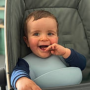 Pierre participe au concours pour gagner de l'argent avec cette photo : baby, child, smile, high_chair, bib, clothing, hand, face, happy, infant, indoor, person, portrait, seat, young_child, cute, playful, skin, head, sitting