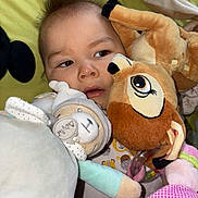 Adélio participe au concours pour gagner de l'argent avec cette photo : baby, child, plush_toy, stuffed_animal, soft_toy, face, expression, indoors, colorful, cuddly, comfort, cute, young, infant, sleepwear, bed, blanket, closeup, caring, resting