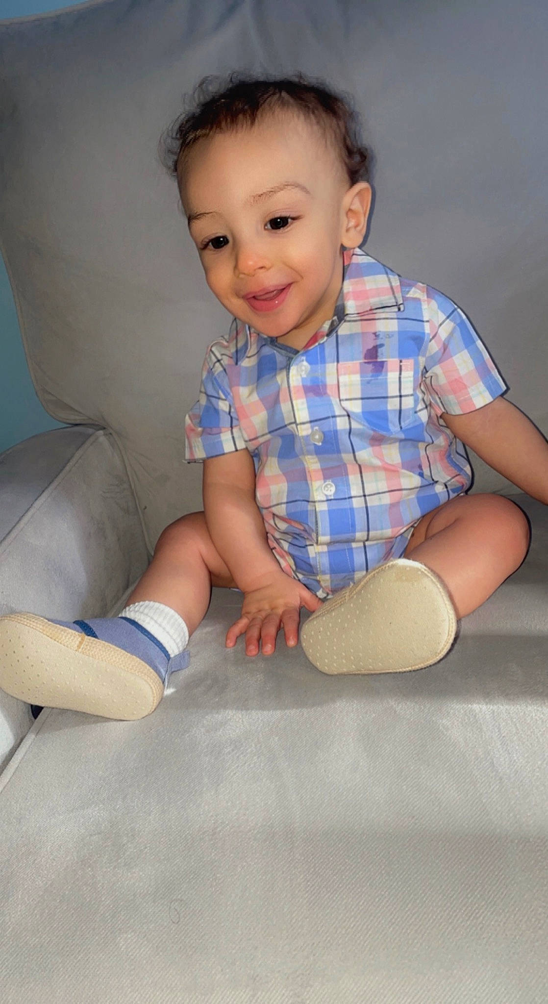 Carmelo is registered to the contest to win money with this photo: arm, baby_toddler_clothing, cheek, chin, comfort, eye, face, facial_expression, finger, hairstyle, head, iris, joint, joy, leg, nose, person, shoulder, skin, sleeve