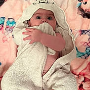 Elyna a rejoint le concours — aidez-le/la à gagner de superbes lots ! baby, towel, hooded_towel, blanket, mermaid_pattern, child, infant, cute, soft_texture, wrapped, clothing, lying_down, skin, hand, face, wide_eyes, indoors, comfort, pink, blue