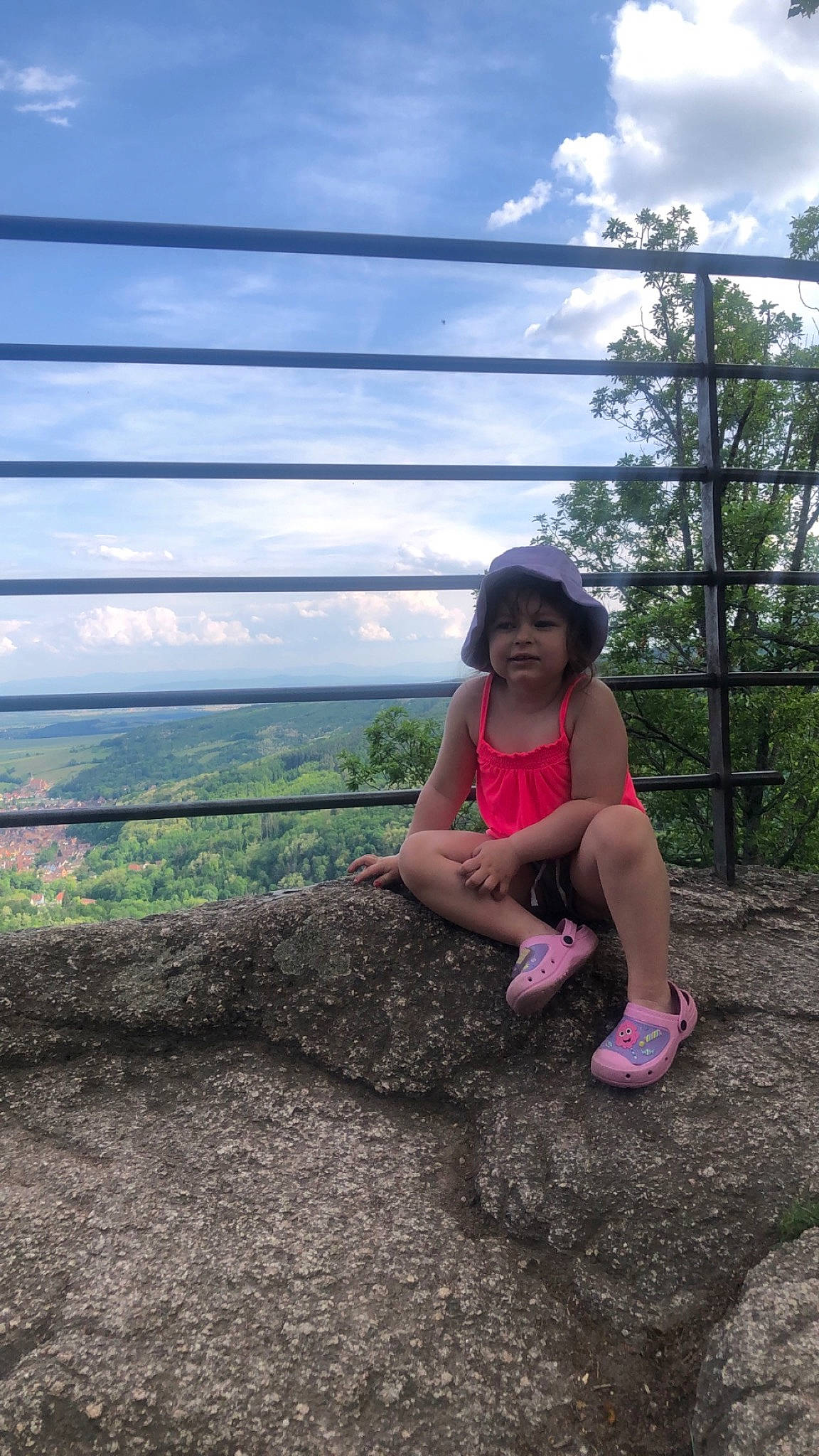 Louna a rejoint le concours — aidez-le/la à gagner de superbes lots ! boot, cloud, electric_blue, fence, forest, grass, hat, highland, human_leg, joy, landscape, leg, leisure, people_in_nature, person, plant, recreation, sky, thigh, toddler