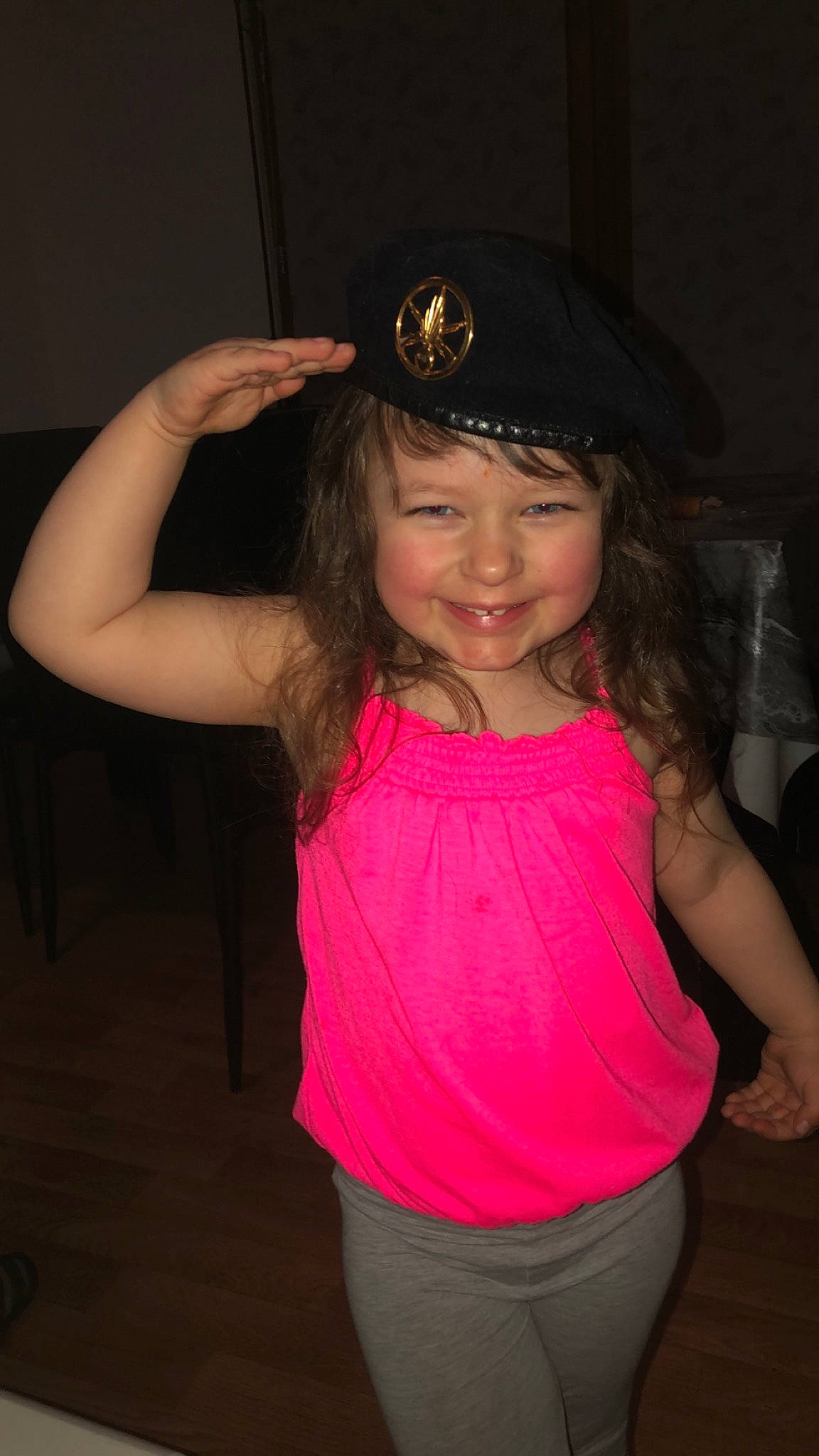 Louna a rejoint le concours — aidez-le/la à gagner de superbes lots ! blond, cap, child, costume_hat, electric_blue, event, flash_photography, fun, happy, hat, head, headpiece, headwear, jewellery, joy, long_hair, person, personal_protective_equipment, smile, t_shirt