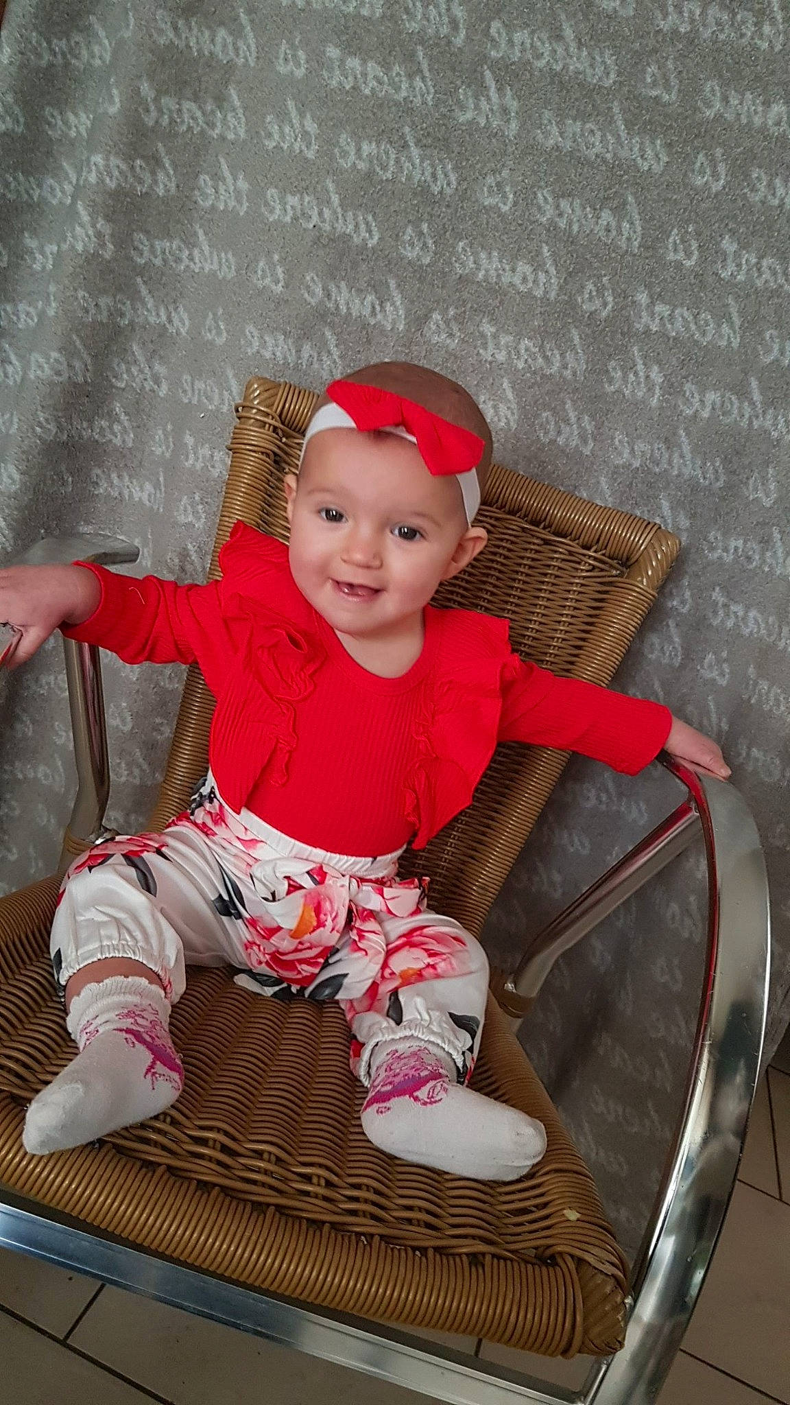 Elena participe au concours pour gagner de l'argent avec cette photo : baby, baby_products, baby_toddler_clothing, child, child_model, headgear, joy, person, pink, sitting, sleeve, toddler