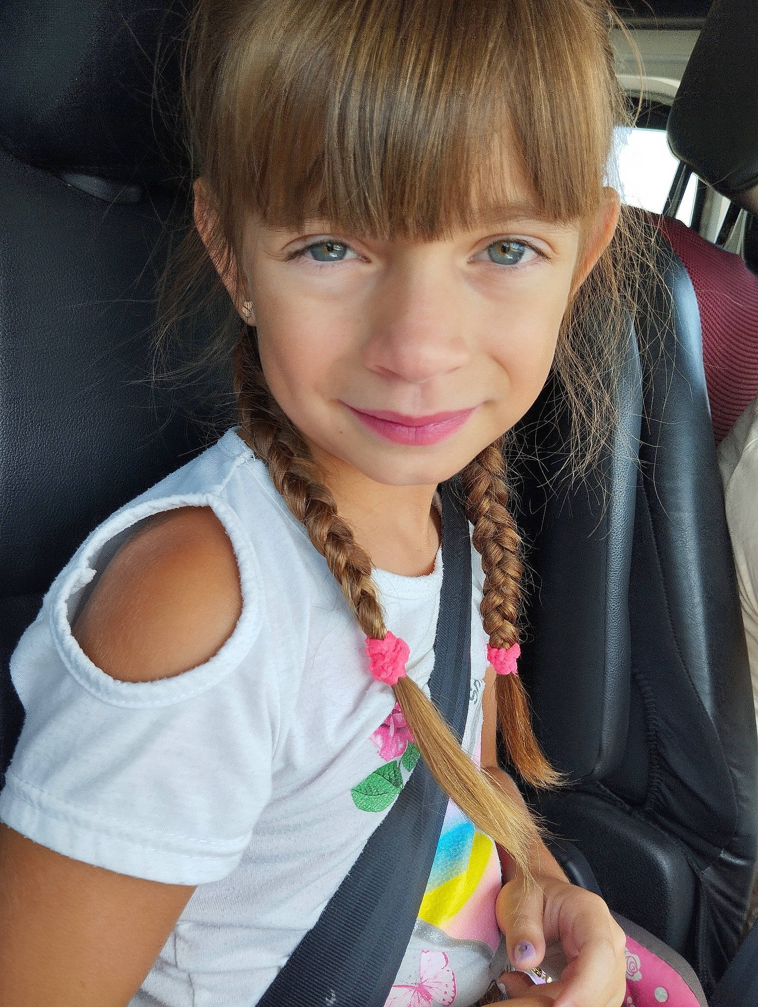 Emie a rejoint le concours — aidez-le/la à gagner de superbes lots ! bangs, beauty, black_hair, blond, chest, cool, elbow, eyelash, finger, fun, hair, happy, hime_cut, human_leg, jewellery, layered_hair, long_hair, person, skin, smile