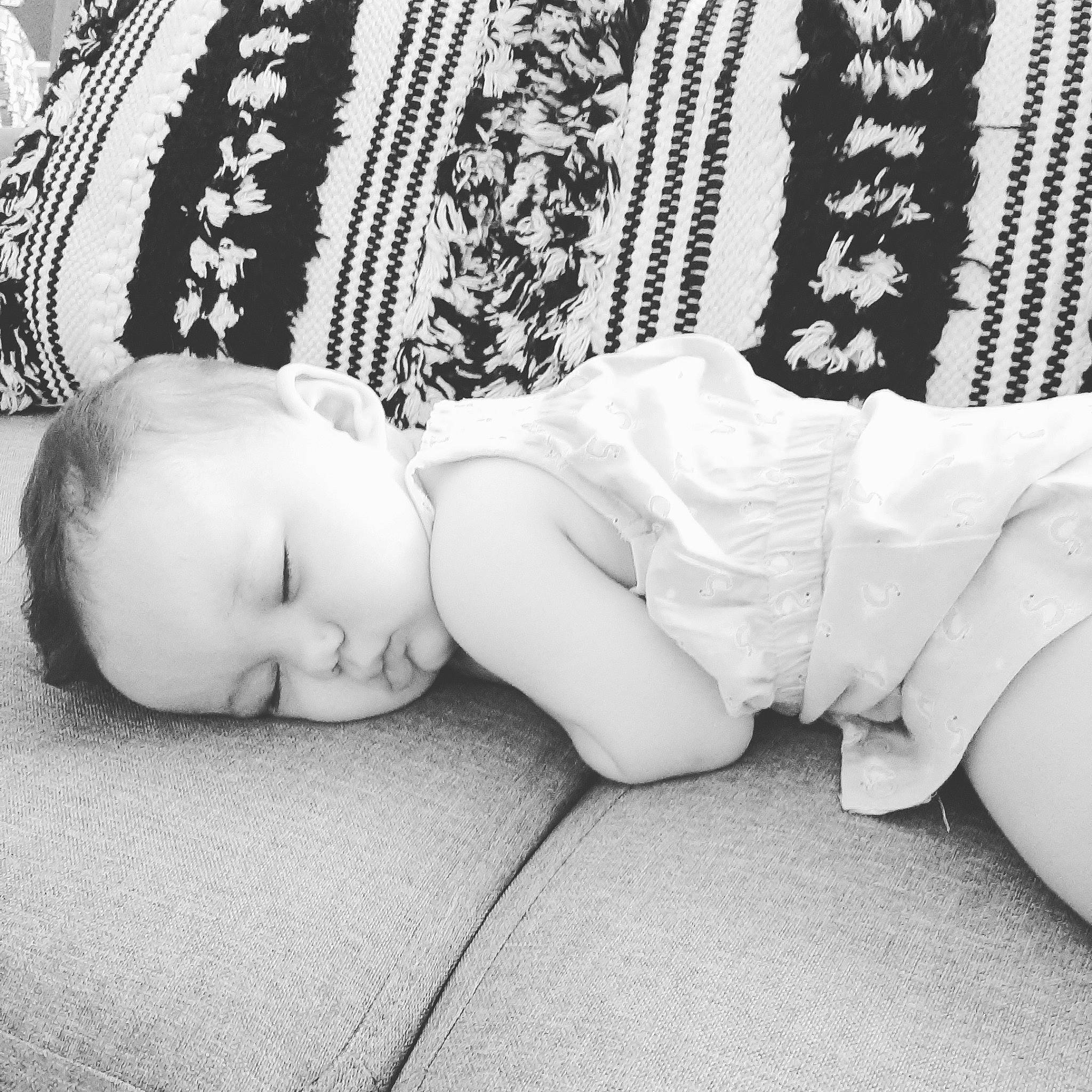 Tessa a rejoint le concours — aidez-le/la à gagner de superbes lots ! baby, beauty, black, black_and_white, child, eye, hand, leg, monochrome, monochrome_photography, person, photograph, photography, portrait_photography, room, skin, style, toddler, white