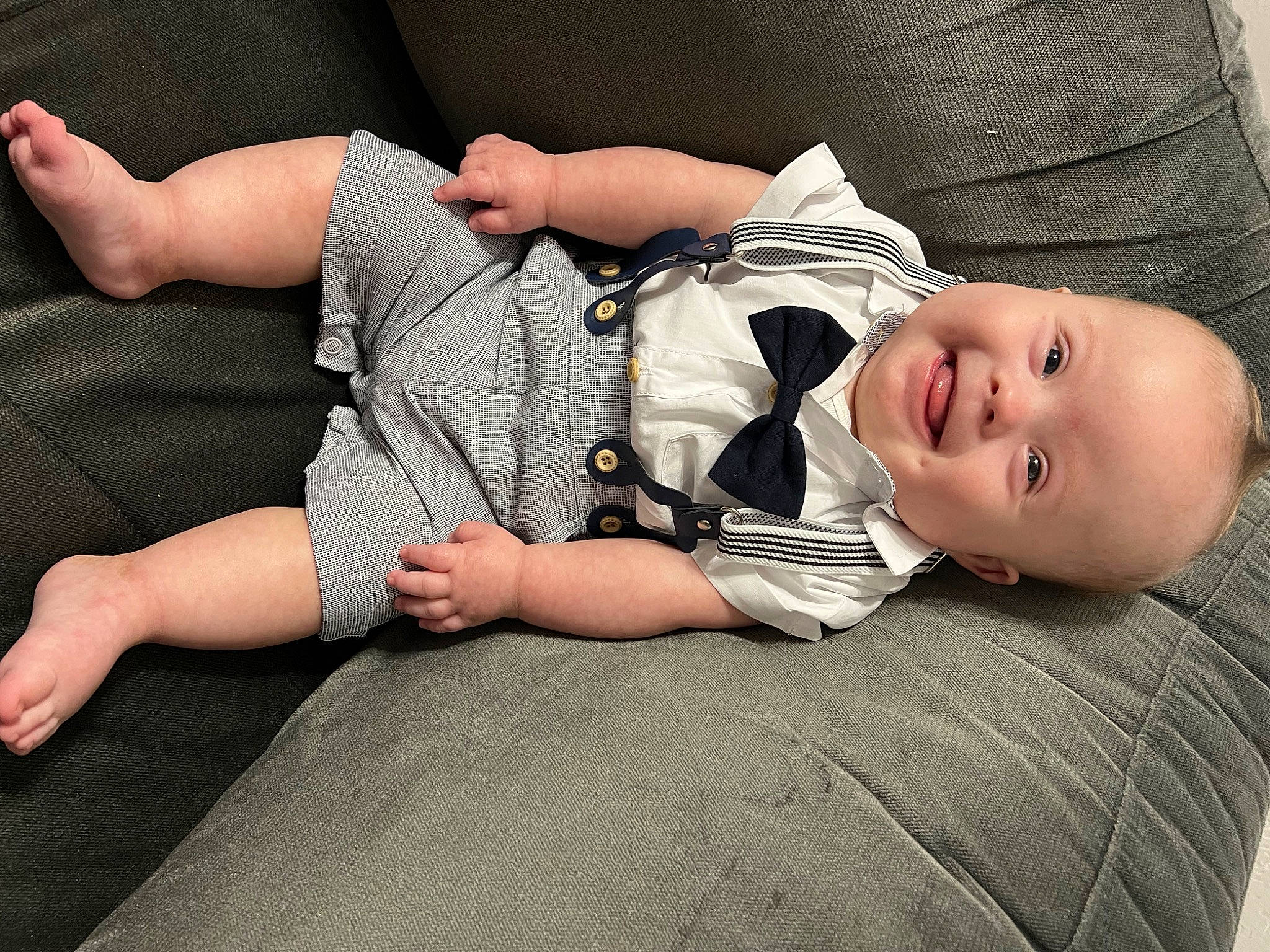 Roberto is registered to the contest to win money with this photo: baby, baby_toddler_clothing, barefoot, comfort, elbow, flash_photography, gesture, grass, grey, hat, head, human_body, human_leg, joy, knee, leg, person, skin, sleeve, smile