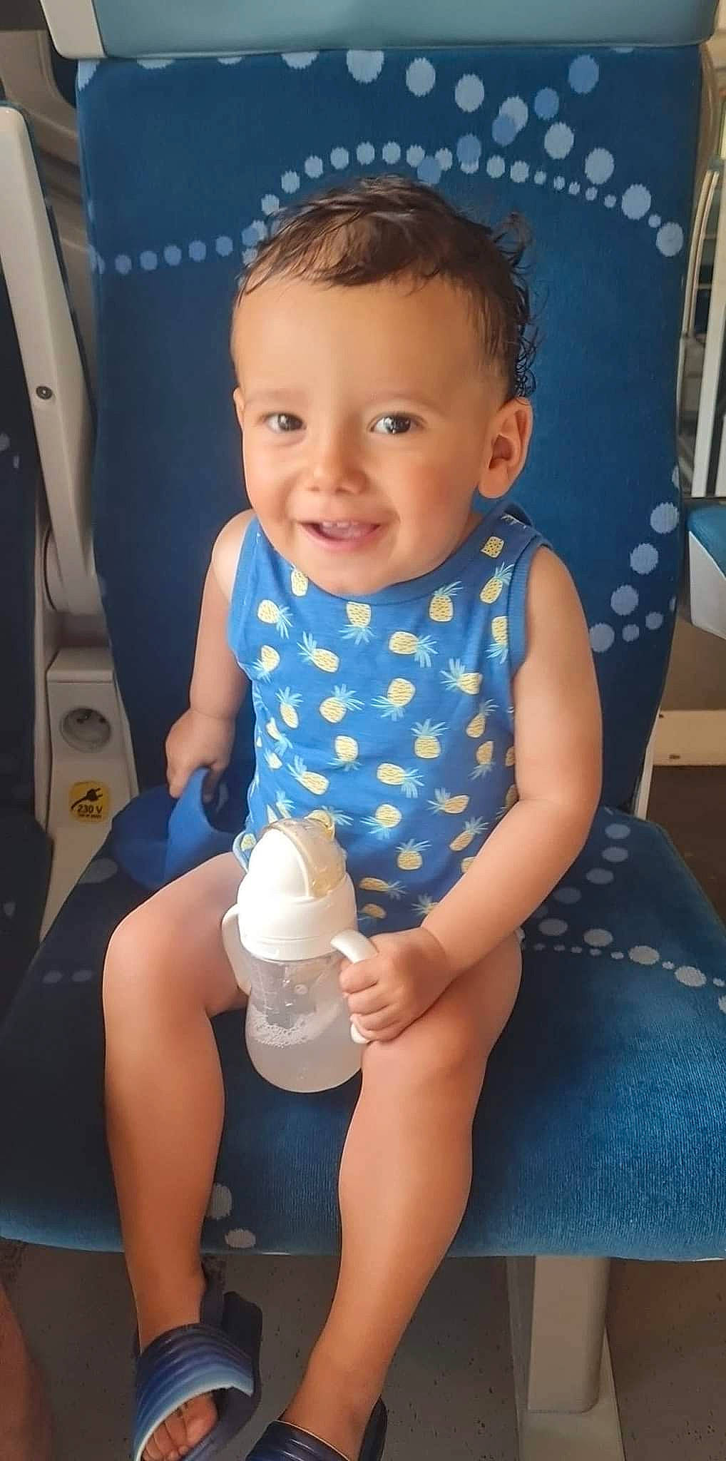 Sofiane a rejoint le concours — aidez-le/la à gagner de superbes lots ! azure, baby, baby_bottle, baby_toddler_clothing, blue, cheek, child, dress, drinkware, eye, finger, hairstyle, human_body, joint, joy, neck, person, plastic_bottle, product, skin