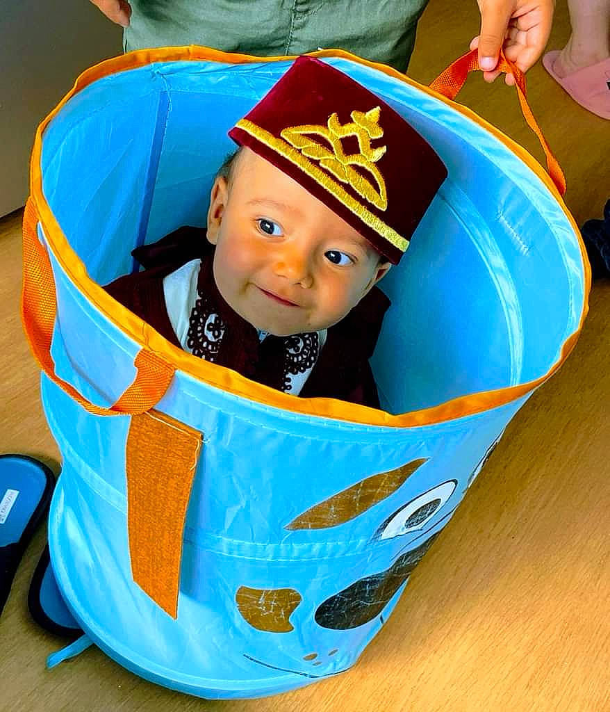 Sofiane a rejoint le concours — aidez-le/la à gagner de superbes lots ! baby, baby_products, bib, cap, ceramic, child, costume, costume_hat, cup, dishware, drinkware, electric_blue, fashion_accessory, fictional_character, hat, headgear, headwear, person, plastic, porcelain