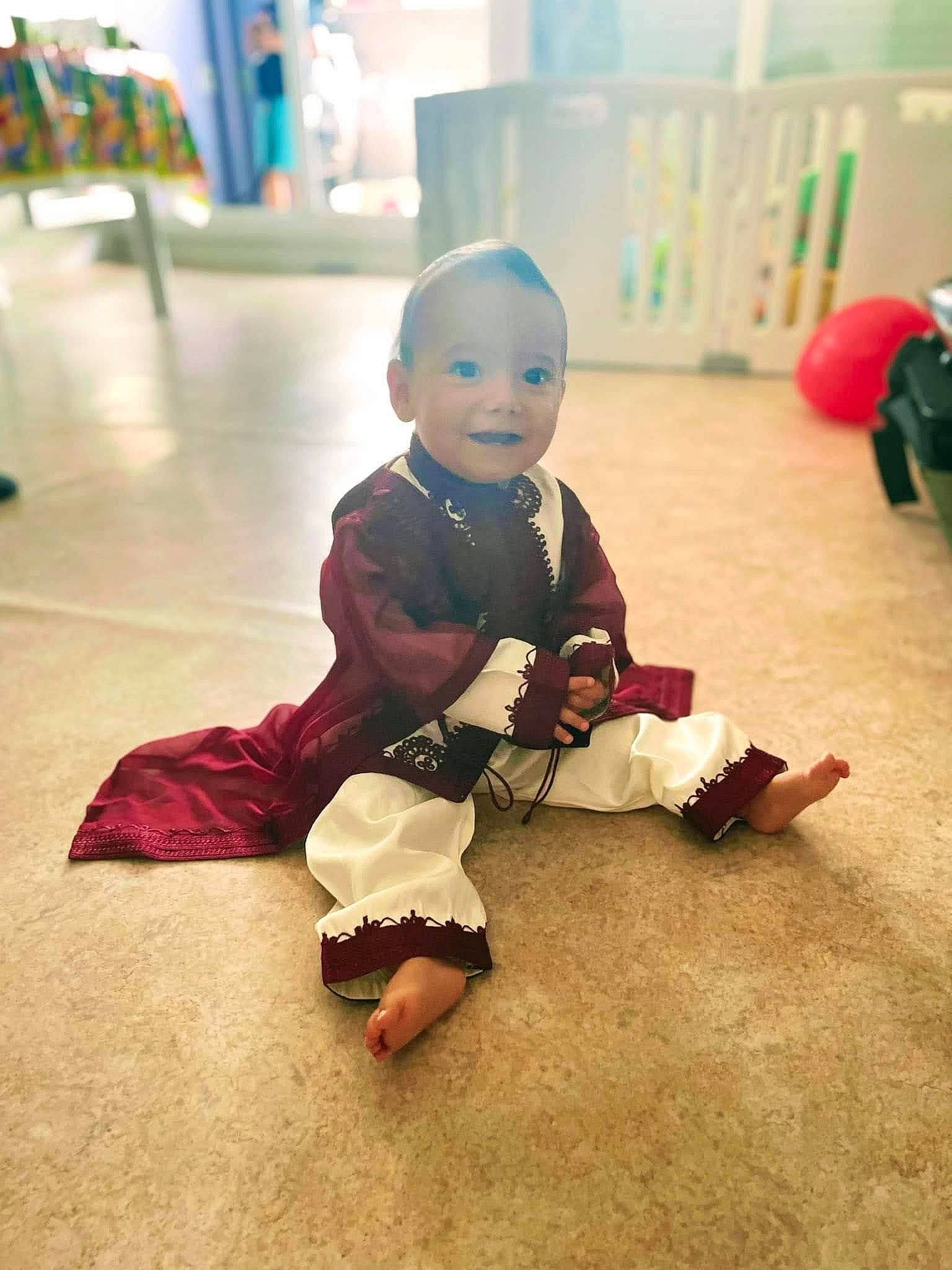 Sofiane a rejoint le concours — aidez-le/la à gagner de superbes lots ! baby, baby_toddler_clothing, child, floor, flooring, foot, fun, happy, hardwood, human_leg, joint, joy, knee, person, play, shoe, sitting, skin, smile, toddler