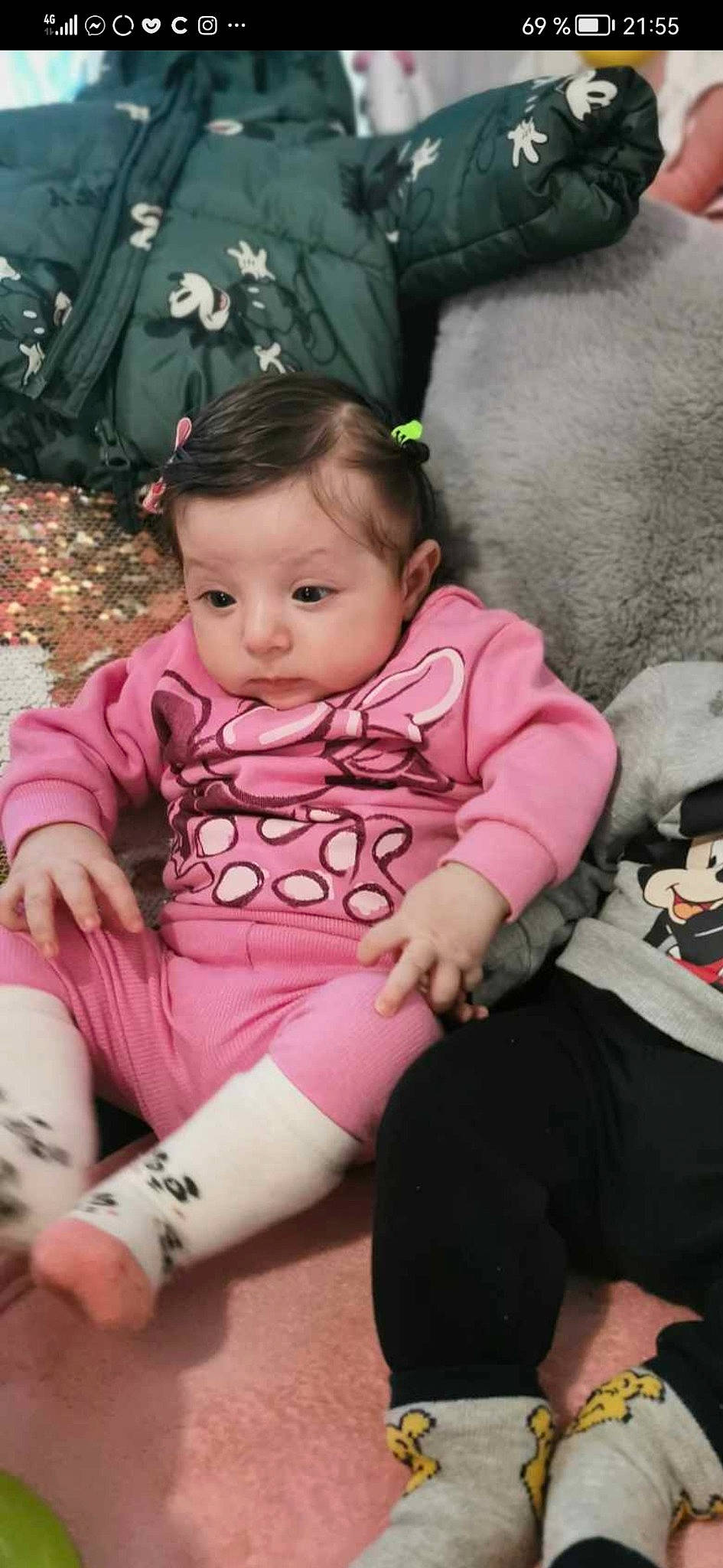 Luna participe au concours pour gagner de l'argent avec cette photo : baby, baby_carriage, baby_products, baby_toddler_clothing, cheek, child, grass, happy, human_body, human_leg, knee, lap, magenta, person, pink, skin, sleeve, sock, textile, thigh