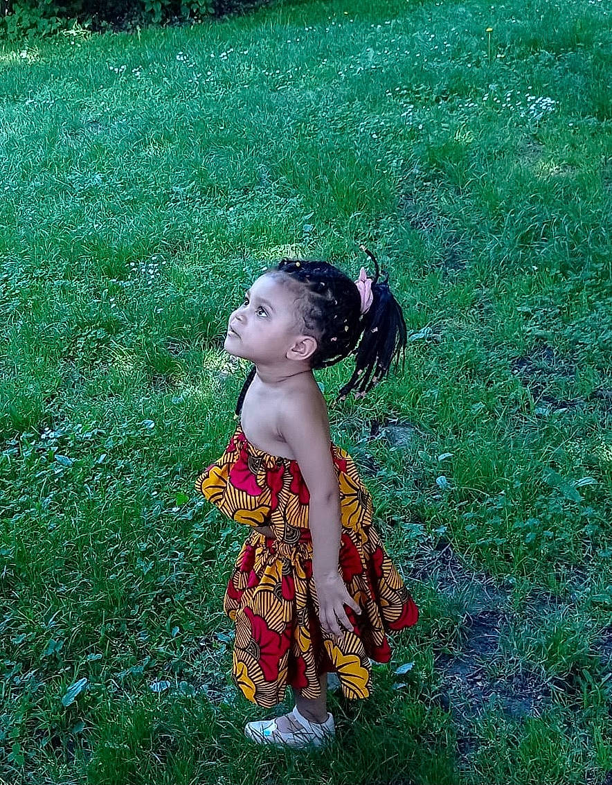 Keyla participe au concours pour gagner de l'argent avec cette photo : baby, baby_toddler_clothing, child, day_dress, fun, grass, grass_family, grassland, green, groundcover, happy, lawn, meadow, pasture, pattern, people_in_nature, person, plant, play, prairie