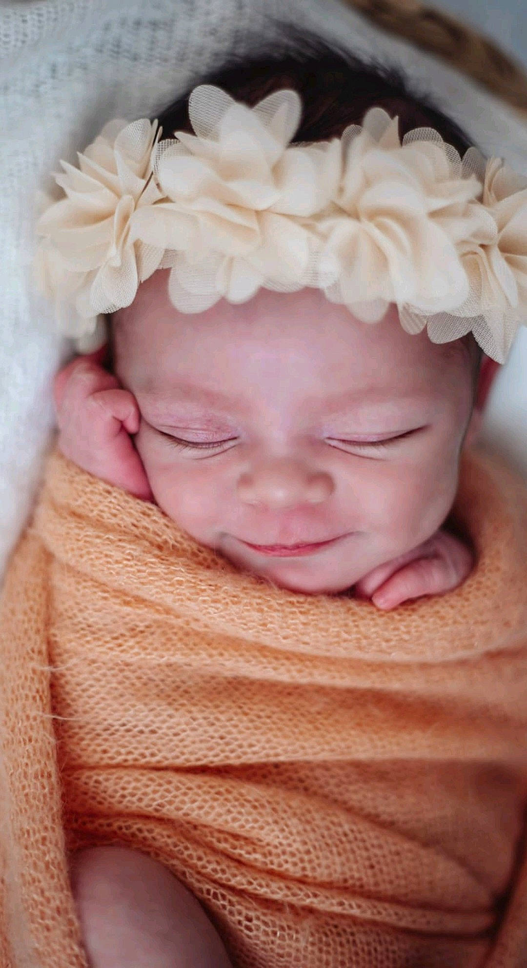 Anna-lisa participe au concours pour gagner de l'argent avec cette photo : baby, baby_sleeping, baby_toddler_clothing, cheek, chin, comfort, eyebrow, face, finger, happy, head, headgear, headwear, lip, mouth, nose, person, petal, pink, skin