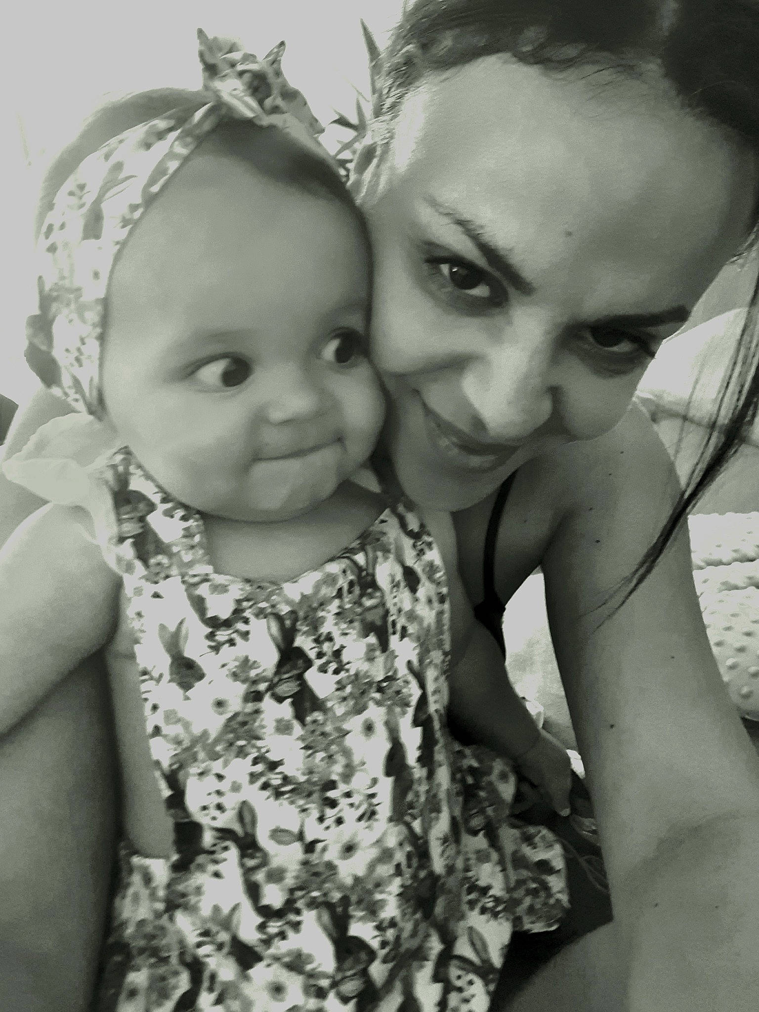 Anna-lisa a rejoint le concours — aidez-le/la à gagner de superbes lots ! arm, black_and_white, cheek, eye, finger, flash_photography, gesture, hand, happy, head, interaction, iris, joy, lip, nose, organ, people_in_nature, person, skin, smile