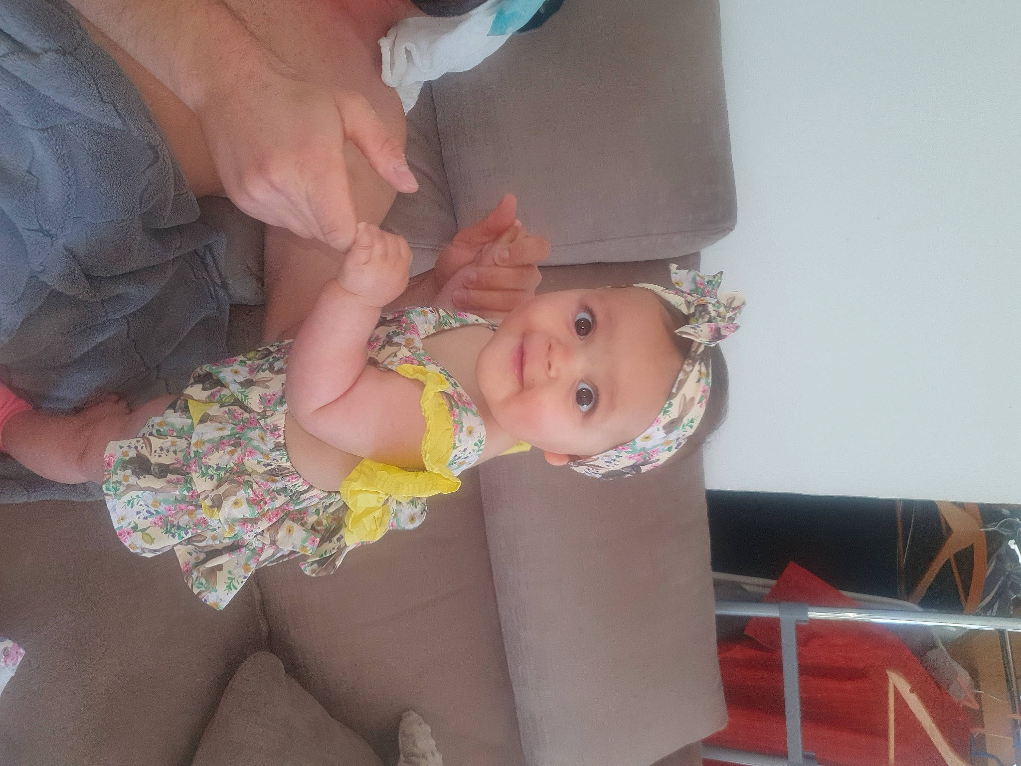 Anna-lisa a rejoint le concours — aidez-le/la à gagner de superbes lots ! baby, baby_toddler_clothing, child, comfort, finger, foot, fun, gesture, hand, happy, lap, nail, person, room, sitting, skin, smile, thigh, thumb, toddler