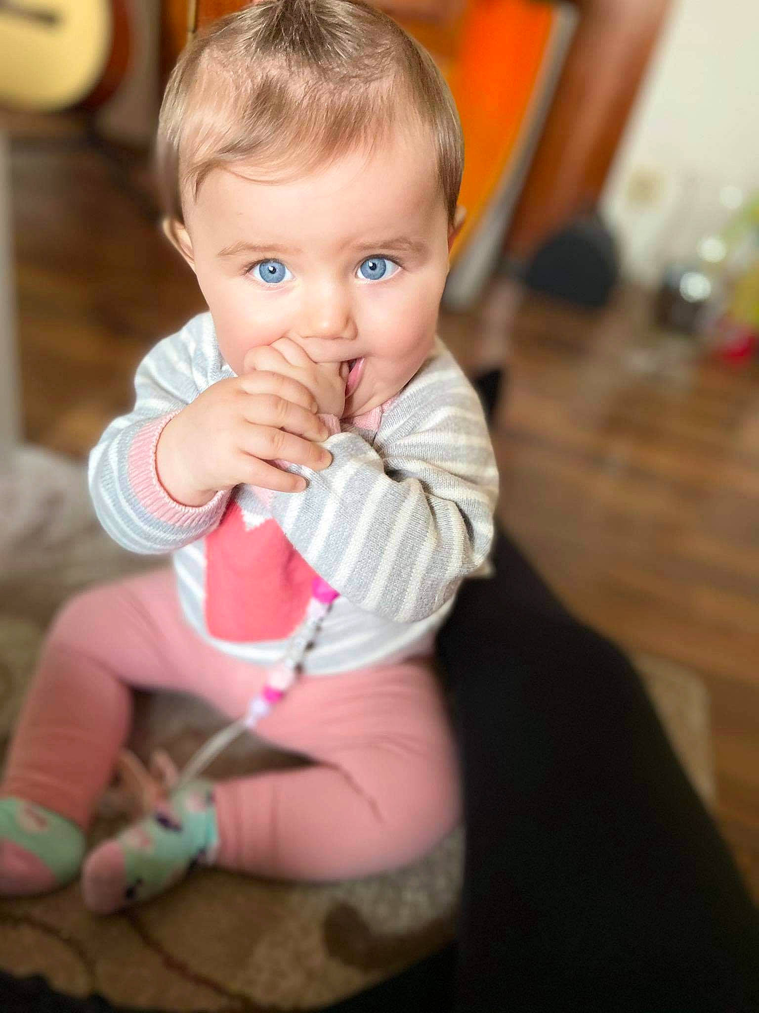 Ema participe au concours pour gagner de l'argent avec cette photo : baby, baby_toddler_clothing, cheek, chin, eye, finger, flash_photography, gesture, hairstyle, hand, happy, head, human_body, iris, leg, nose, person, skin, sleeve, thumb