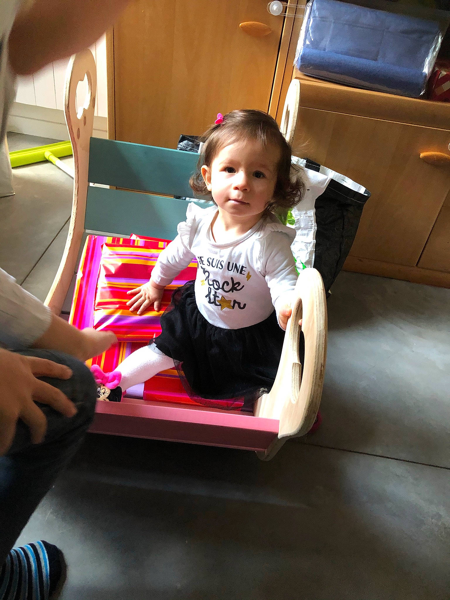 Zoe a rejoint le concours — aidez-le/la à gagner de superbes lots ! auto_part, automotive_design, automotive_exterior, car_seat, comfort, floor, flooring, fun, human_leg, knee, lap, leg, leisure, motor_vehicle, person, shoe, sitting, sneakers, thigh, toddler
