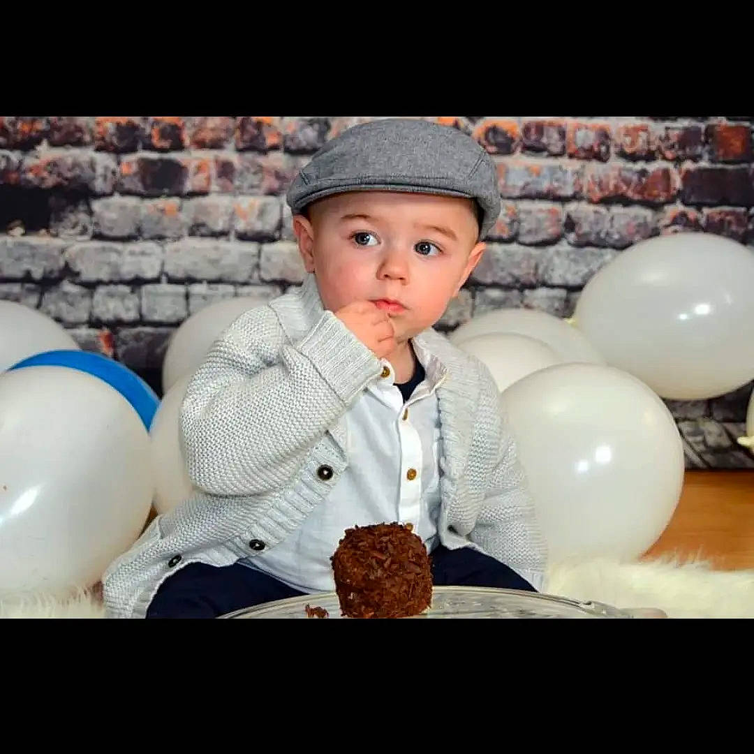 Matheys a rejoint le concours — aidez-le/la à gagner de superbes lots ! arm, balloon, cap, child, cool, event, eye, facial_expression, flash_photography, formal_wear, fun, happy, hat, headgear, headwear, person, sitting, sleeve, street_fashion, sun_hat