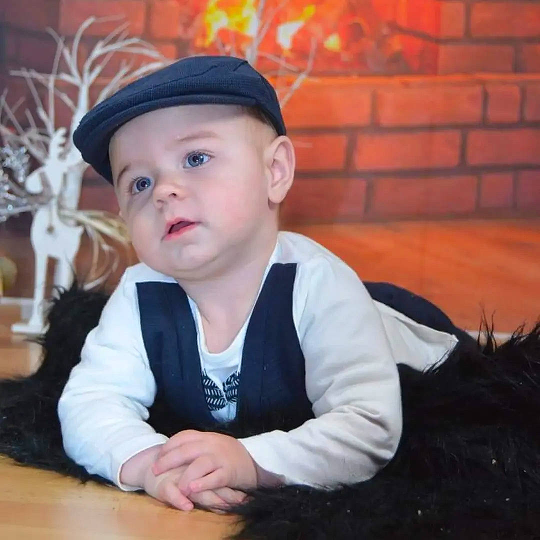 Matheys participe au concours pour gagner de l'argent avec cette photo : baby, baby_products, baby_toddler_clothing, cap, child, clothing, electric_blue, fashion_accessory, flash_photography, fun, fur, grass, happy, hat, headwear, person, portrait_photography, sitting, sleeve, t_shirt