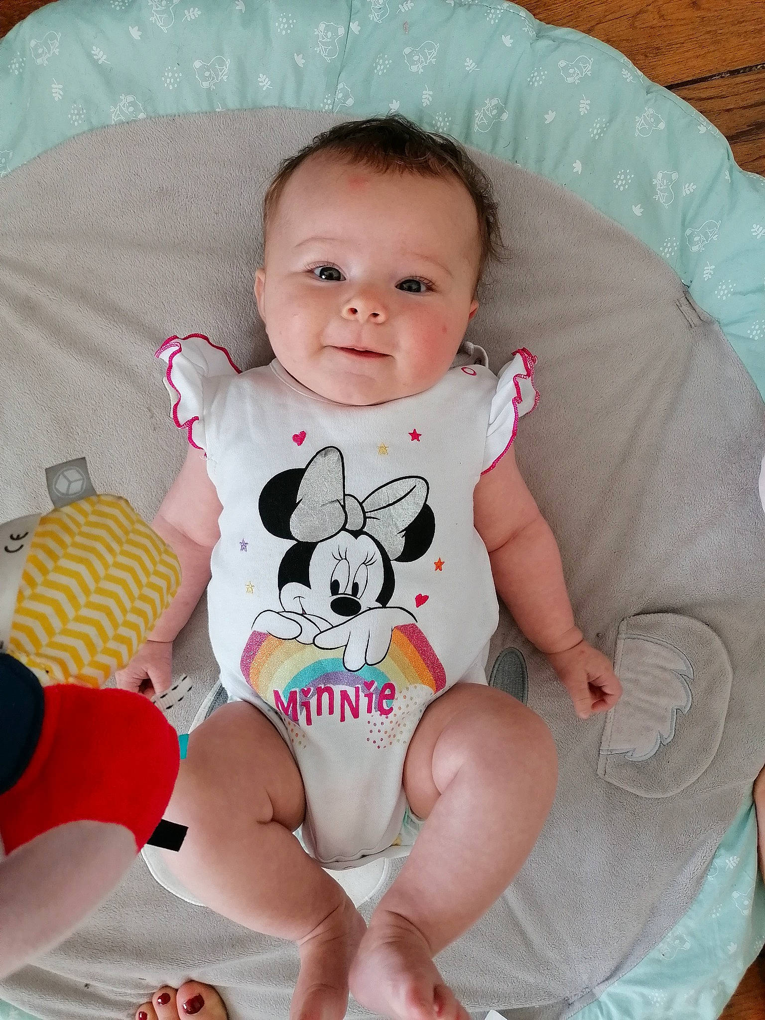 Ariane a rejoint le concours — aidez-le/la à gagner de superbes lots ! baby, baby_toddler_clothing, chair, cheek, comfort, eye, face, head, lap, leg, mouth, neck, person, pink, product, skin, sleeve, smile, stomach, textile