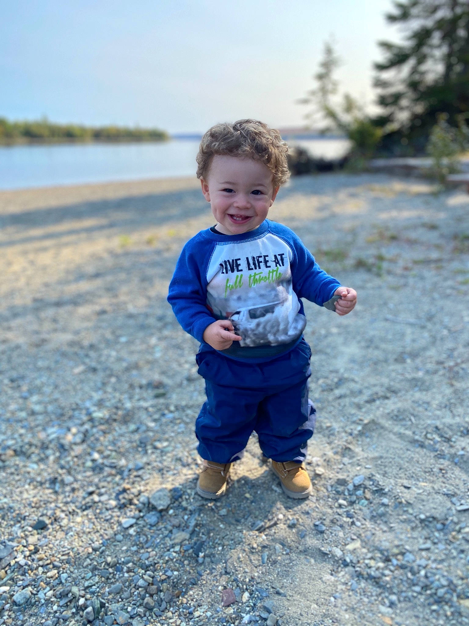 Zack participe au concours pour gagner de l'argent avec cette photo : azure, baby_toddler_clothing, body_of_water, child, electric_blue, fun, grass, happy, joy, landscape, people_in_nature, person, sand, sky, sleeve, smile, soil, standing, summer, t_shirt