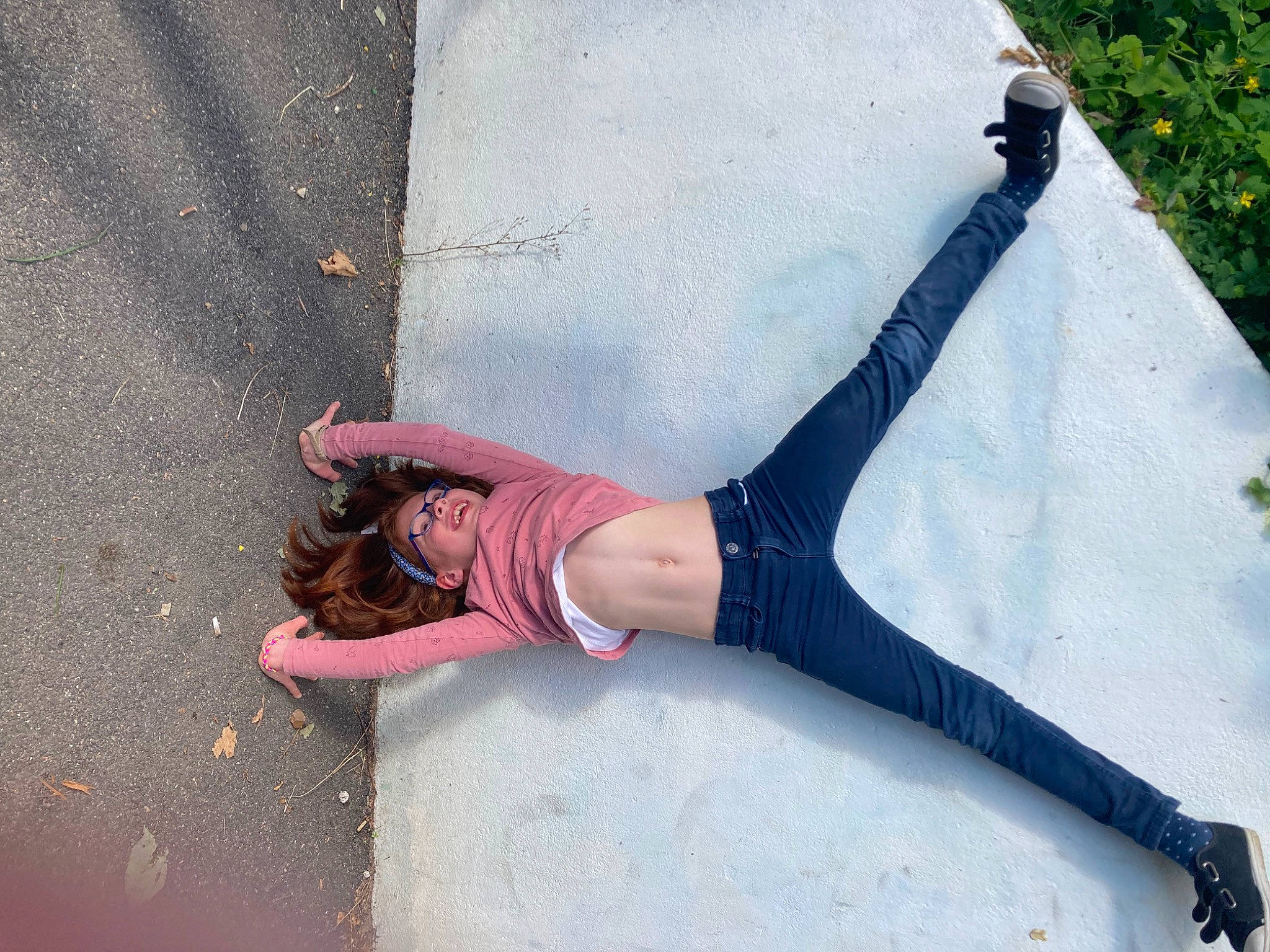 Chloe a rejoint le concours — aidez-le/la à gagner de superbes lots ! asphalt, dress, electric_blue, eyewear, finger, foot, human_leg, joint, knee, leg, pattern, person, road_surface, sidewalk, sleeve, street_fashion, sunglasses, textile, thigh, trunk