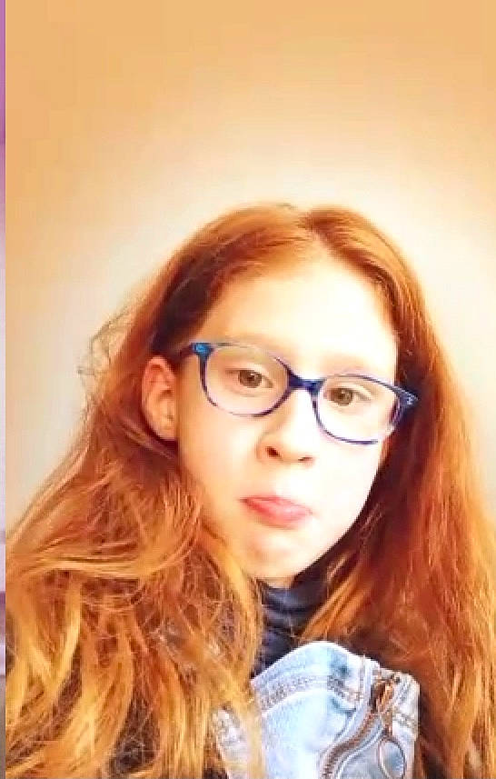 Chloe participe au concours pour gagner de l'argent avec cette photo : cheek, chin, ear, eyebrow, eyelash, eyewear, flash_photography, forehead, gesture, glasses, happy, iris, jaw, lip, mouth, neck, nose, person, selfie, skin