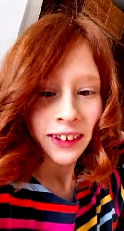 Chloe a rejoint le concours — aidez-le/la à gagner de superbes lots ! bangs, beauty, cheek, chin, eyebrow, eyelash, face, facial_expression, forehead, happy, iris, jaw, layered_hair, lip, long_hair, mouth, nose, person, smile, step_cutting