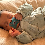 Gabriel participe au concours pour gagner de l'argent avec cette photo : baby, bear_design, blanket, child, closeup, comfort, cozy, cute, face, hand, indoors, infant, newborn, onesie, pacifier, peaceful, rest, sleeping, soft, warm