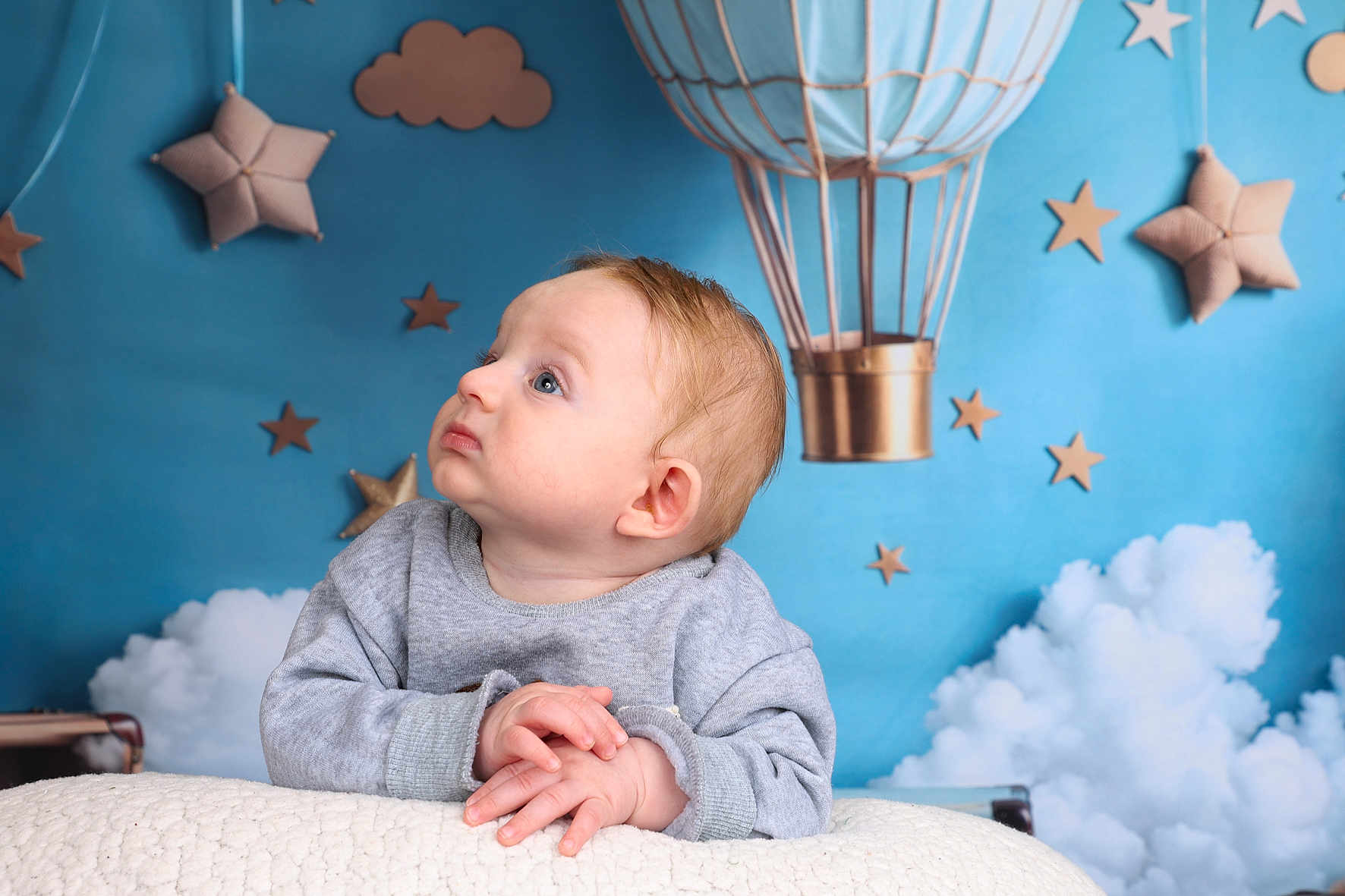 Lorenzo participe au concours pour gagner de l'argent avec cette photo : baby, infant, child, portrait, blue_background, hot_air_balloon, stars, clouds, studio_backdrop, looking_up, sweater, hands, soft_texture, cute, newborn, nursery_theme, props, photography, wonder, young_child