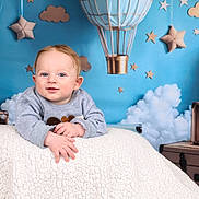 Lorenzo a rejoint le concours — aidez-le/la à gagner de superbes lots ! baby, infant, portrait, smile, teddy_bear, plush_toy, hot_air_balloon, stars, clouds, blue_background, blanket, sweater, hands, studio_shoot, suitcase, travel_theme, cute, cozy, child, decor