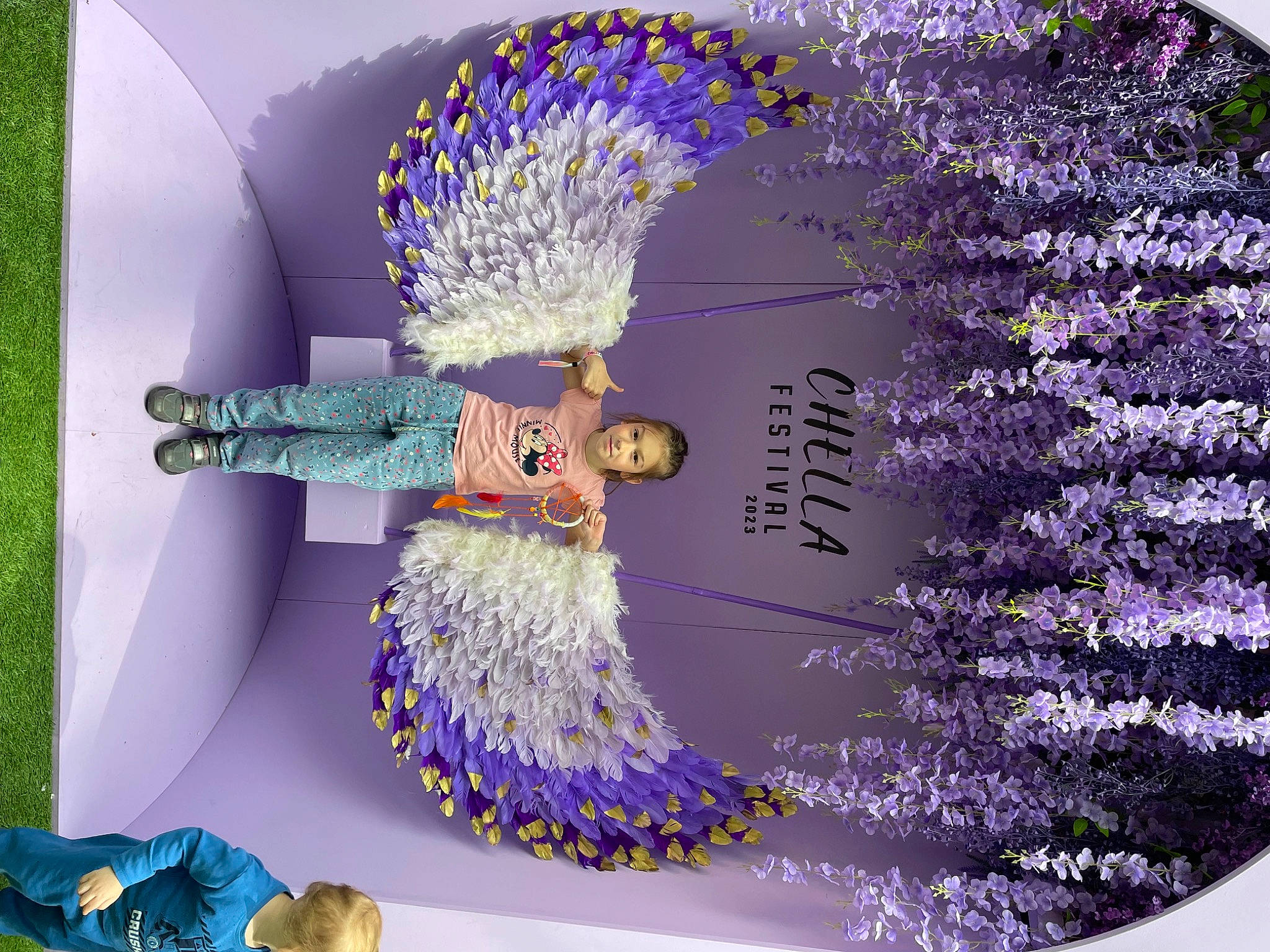 Victoria a rejoint le concours — aidez-le/la à gagner de superbes lots ! art, circle, electric_blue, event, fashion_accessory, feather, fictional_character, font, graphic_design, graphics, happy, illustration, joy, magenta, organism, ornament, pattern, person, photomontage, purple