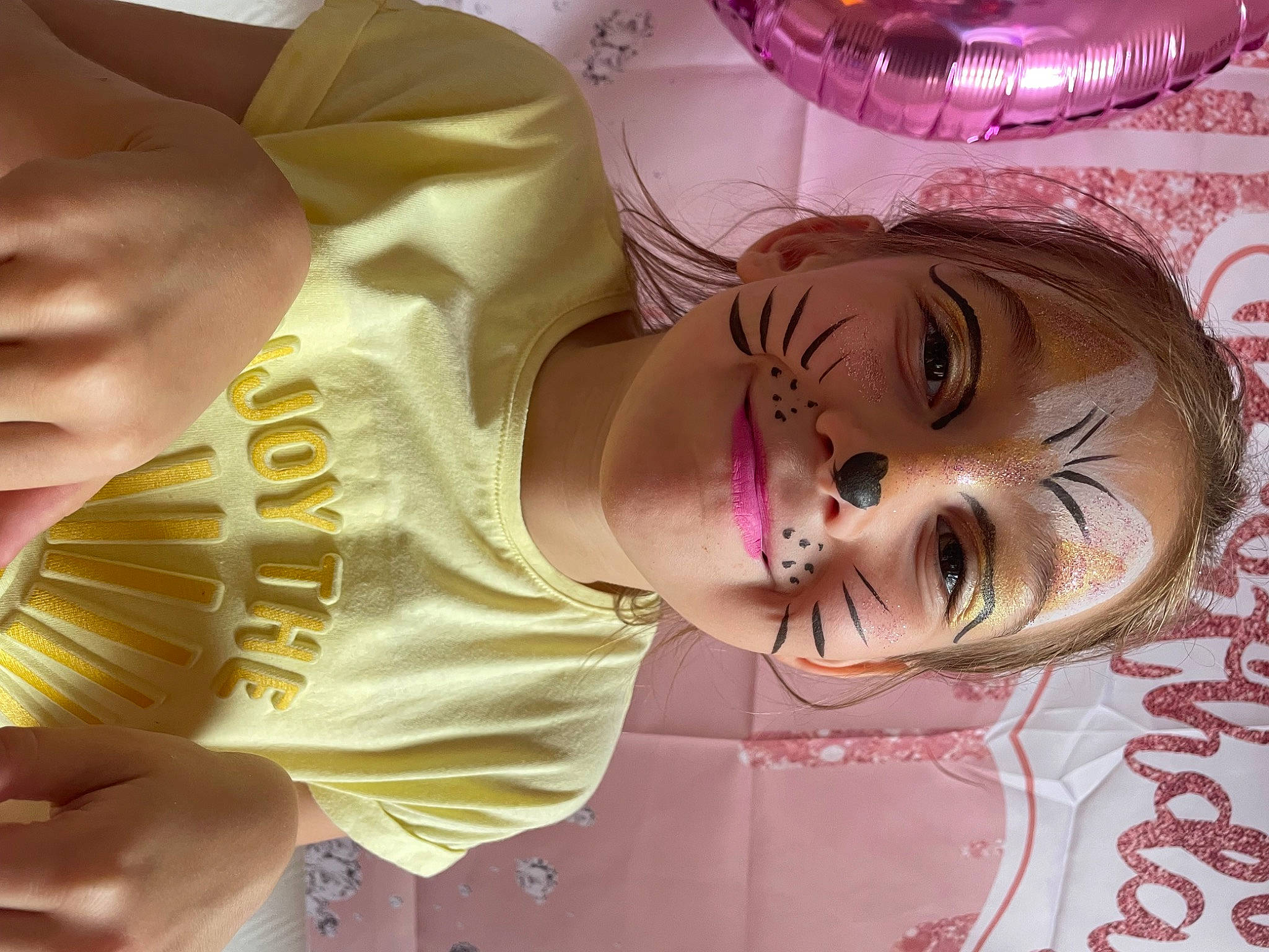 Victoria a rejoint le concours — aidez-le/la à gagner de superbes lots ! art, baby, baby_toddler_clothing, balloon, bangs, cheek, child, eyelash, eyewear, fashion_accessory, fun, gesture, happy, hat, joy, magenta, nose, person, pink, plastic