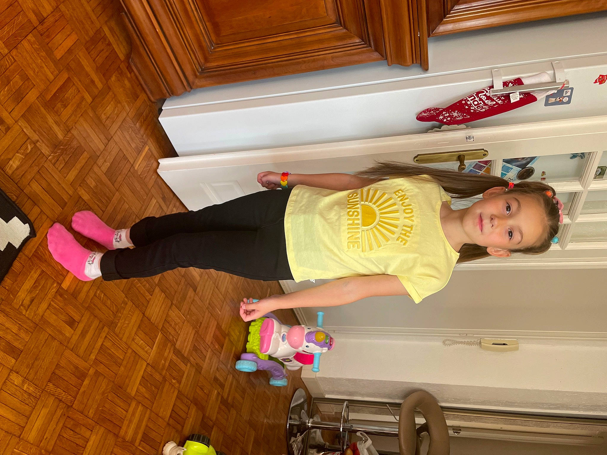 Victoria a rejoint le concours — aidez-le/la à gagner de superbes lots ! ceiling, child, flooring, fun, happy, hardwood, human_leg, leisure, magenta, person, recreation, room, shorts, t_shirt, thigh, tire, wheel, wood