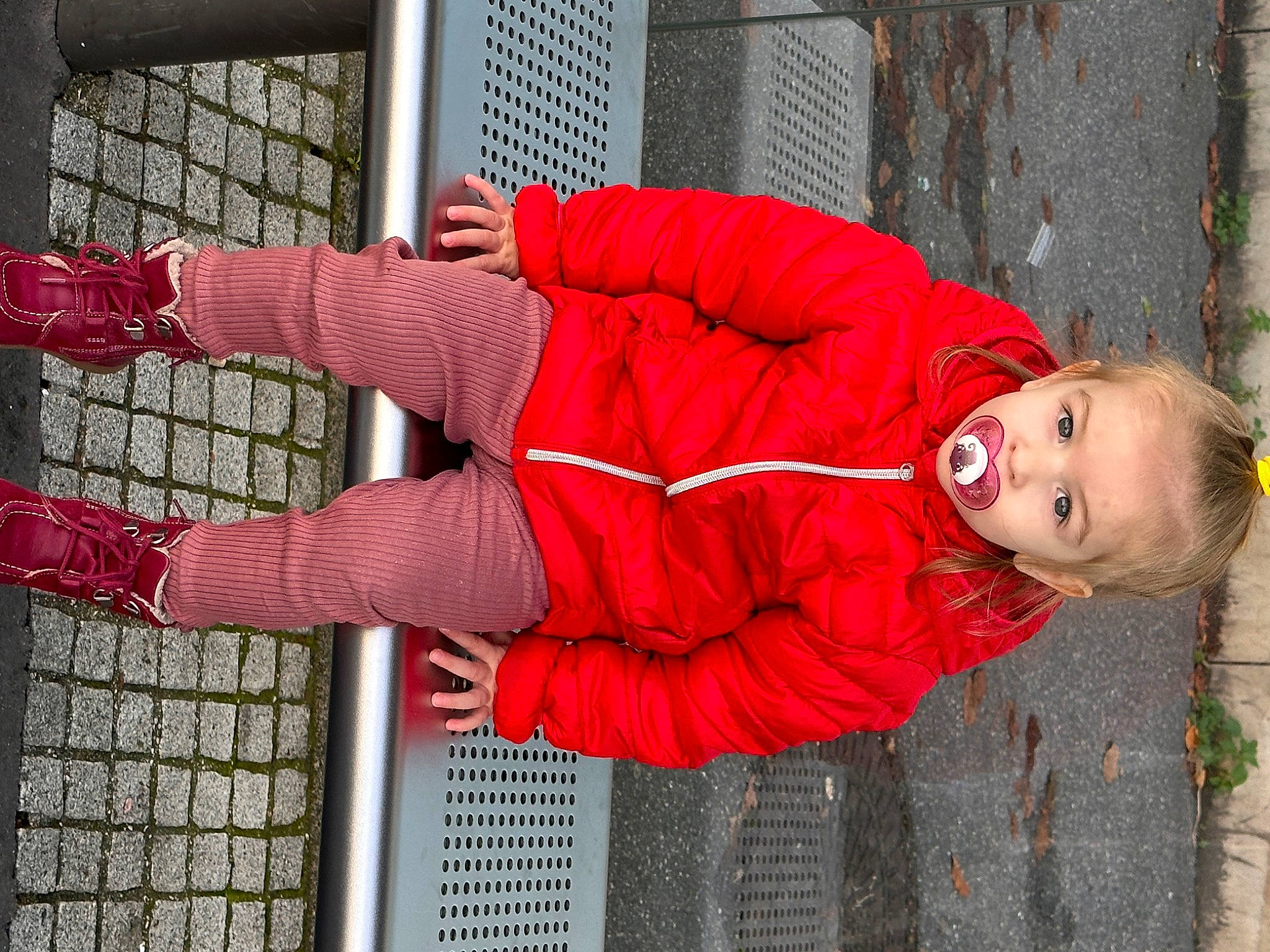 Anastasia a rejoint le concours — aidez-le/la à gagner de superbes lots ! carmine, coquelicot, costume, electric_blue, human_leg, knee, outerwear, pattern, person, plant, red, shoe, sleeve, standing, textile, thigh, toddler, tree, window