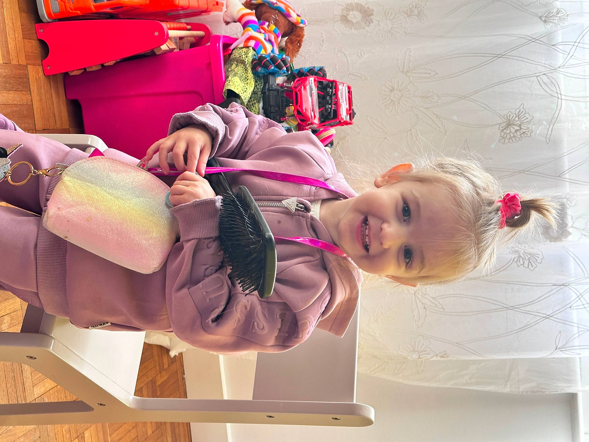 Anastasia a rejoint le concours — aidez-le/la à gagner de superbes lots ! backpack, bag, baggage, child, eyewear, fashion_accessory, fashion_design, fun, happy, joy, luggage_and_bags, magenta, pattern, person, personal_protective_equipment, pink, purple, room, smile, sunglasses