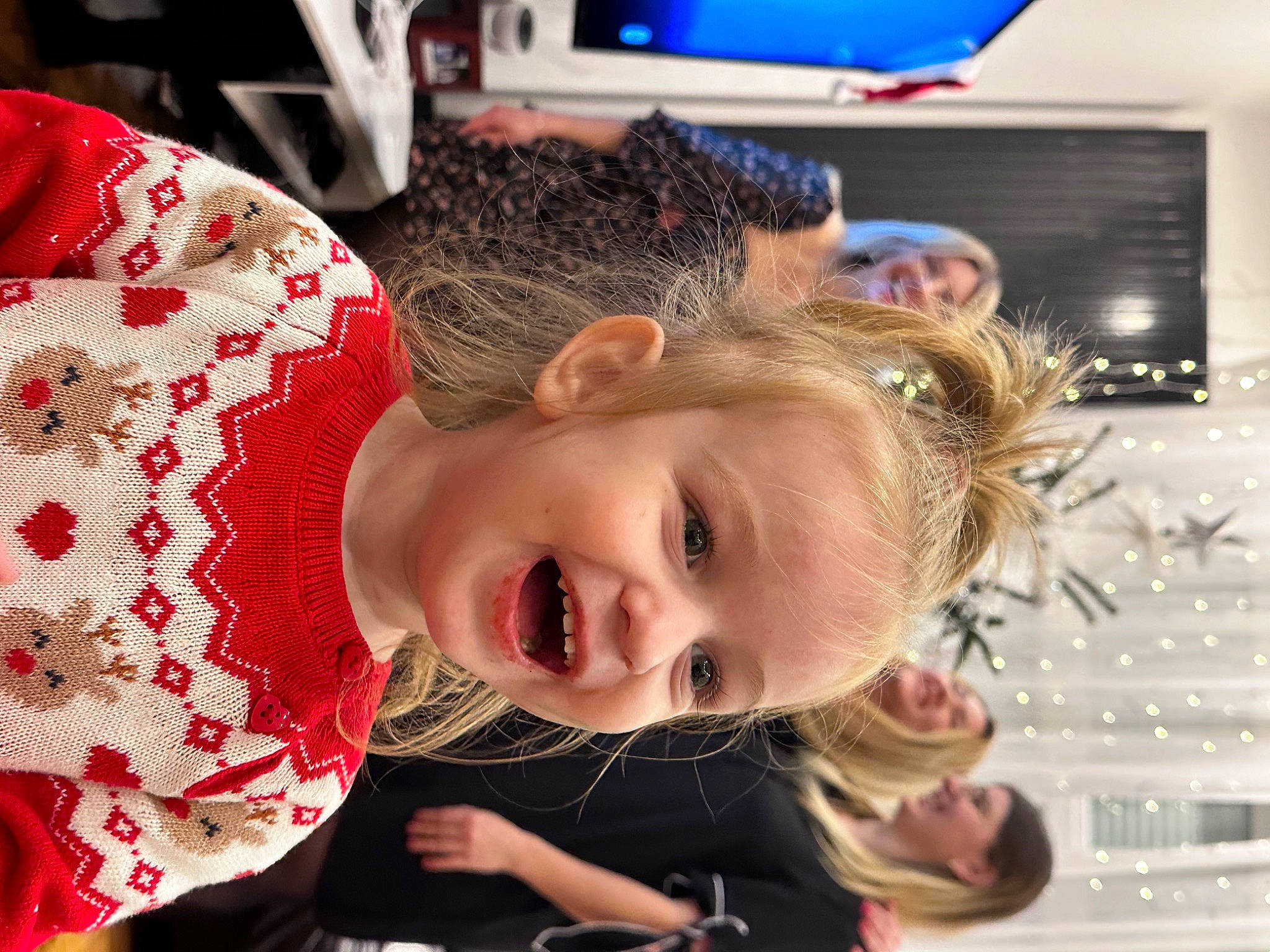 Anastasia a rejoint le concours — aidez-le/la à gagner de superbes lots ! beauty, blond, cheek, child, event, eyelash, fun, hair, hair_coloring, happy, holiday, joy, leisure, person, picture_frame, portrait_photography, room, smile, snapshot, television