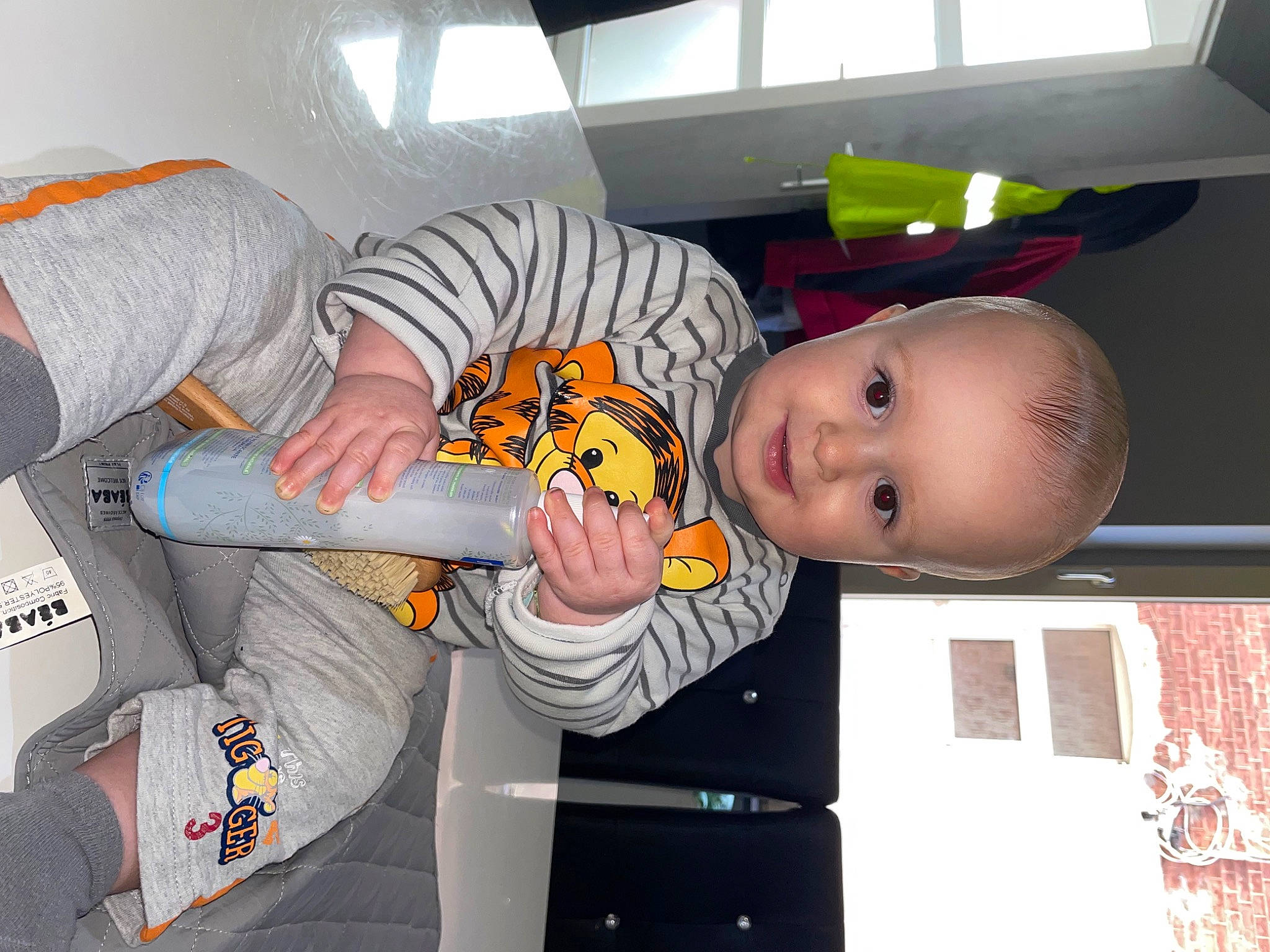 Tylio participe au concours pour gagner de l'argent avec cette photo : baby, baby_products, baby_safety, baby_toddler_clothing, baby_toys, child, comfort, flooring, fun, person, product, room, sleeve, toddler, toy, window