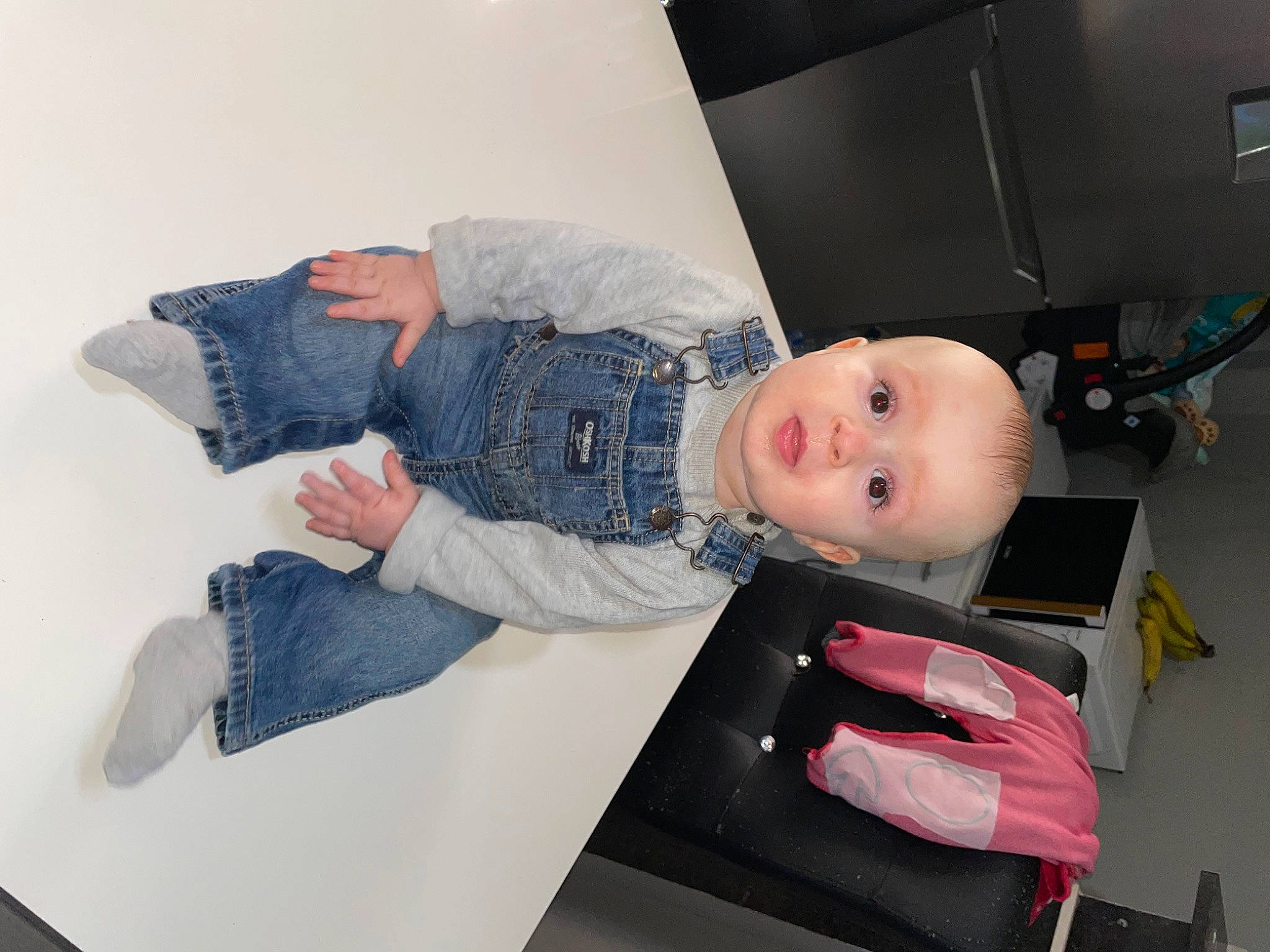 Tylio a rejoint le concours — aidez-le/la à gagner de superbes lots ! baby, baby_products, baby_toddler_clothing, bag, baggage, child, comfort, denim, flooring, luggage_and_bags, person, room, sitting, sleeve, surprise, t_shirt, toddler