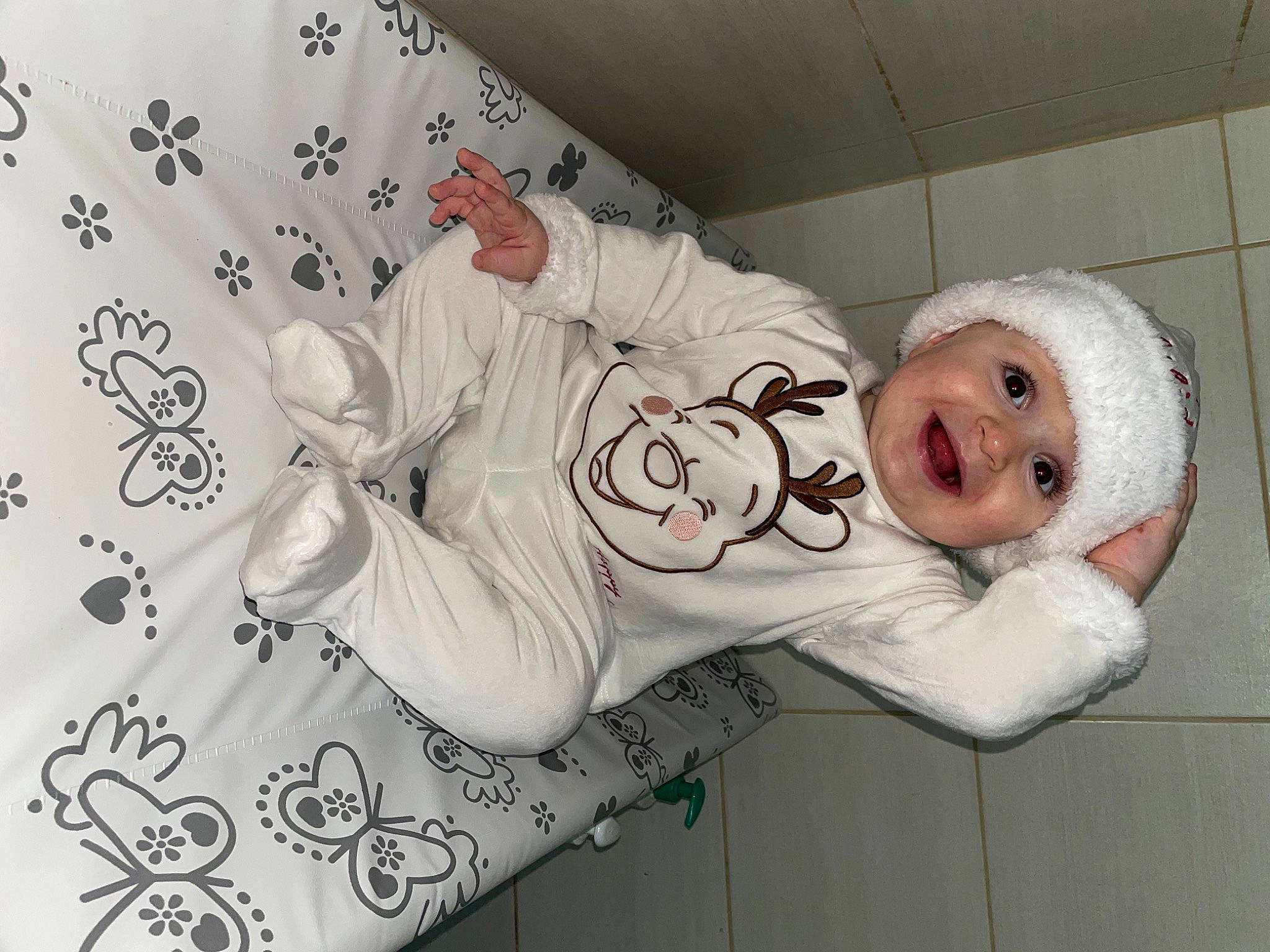 Tylio participe au concours pour gagner de l'argent avec cette photo : baby, baby_products, baby_safety, baby_sleeping, baby_toddler_clothing, child, comfort, font, happy, hat, headgear, headwear, joy, pattern, person, room, sleeve, smile, toddler