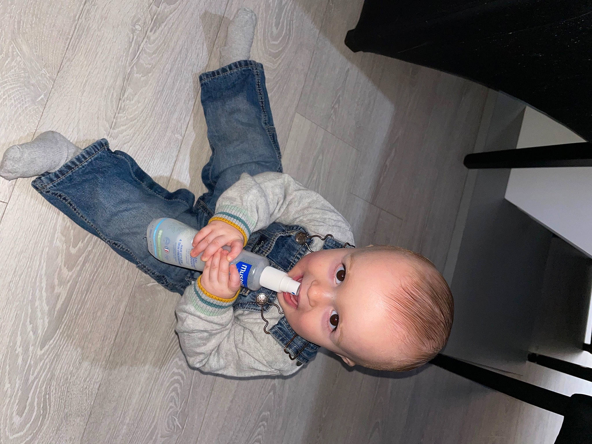 Tylio participe au concours pour gagner de l'argent avec cette photo : arm, baby, baby_products, baby_toddler_clothing, comfort, elbow, flooring, fun, hardwood, human_leg, knee, nail, person, room, sitting, sock, thumb, toddler, wood, wood_flooring