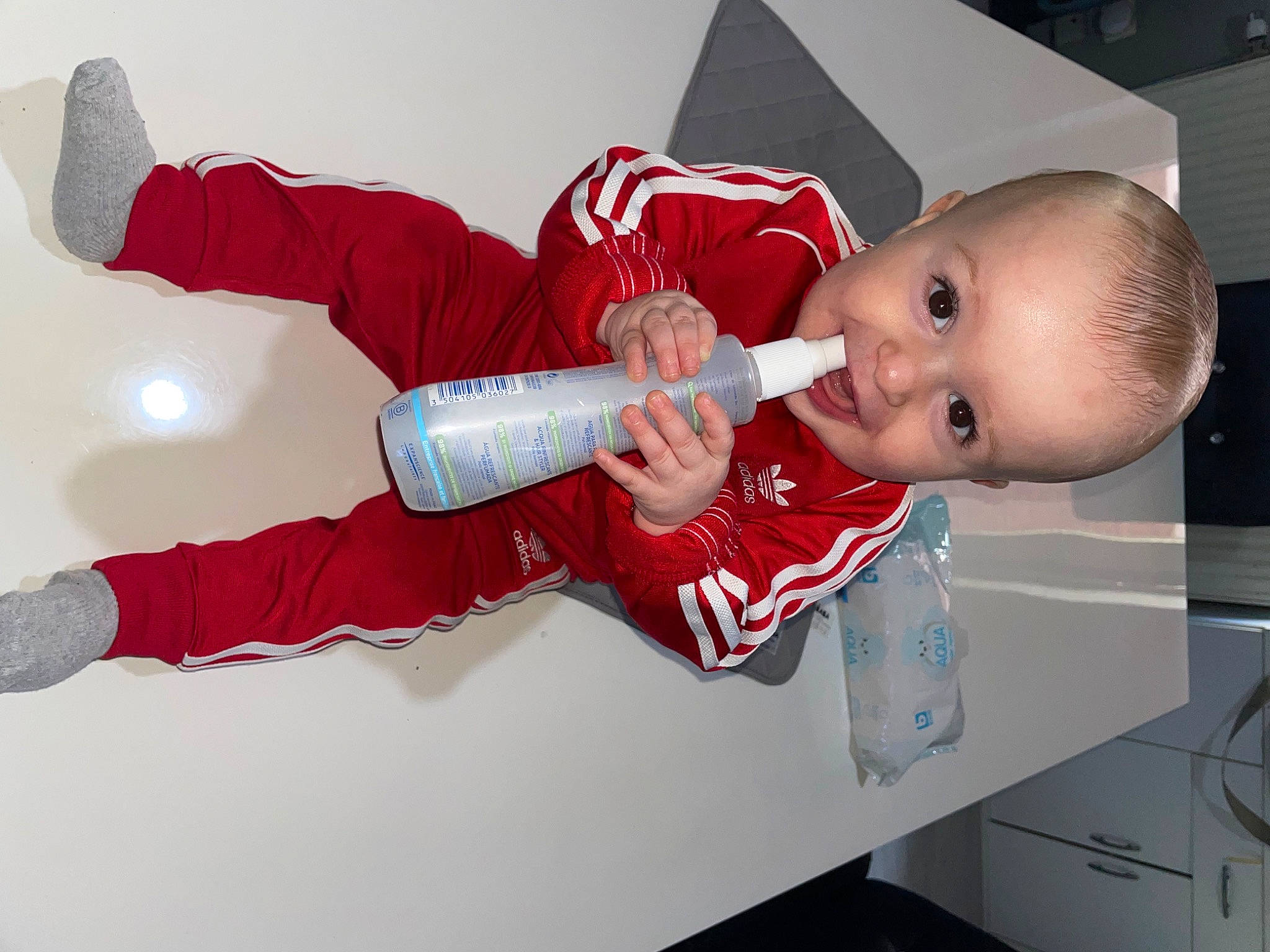 Tylio a rejoint le concours — aidez-le/la à gagner de superbes lots ! baby, baby_toddler_clothing, carmine, child, elbow, finger, fun, gesture, happy, person, sleeve, sock, thumb, toddler