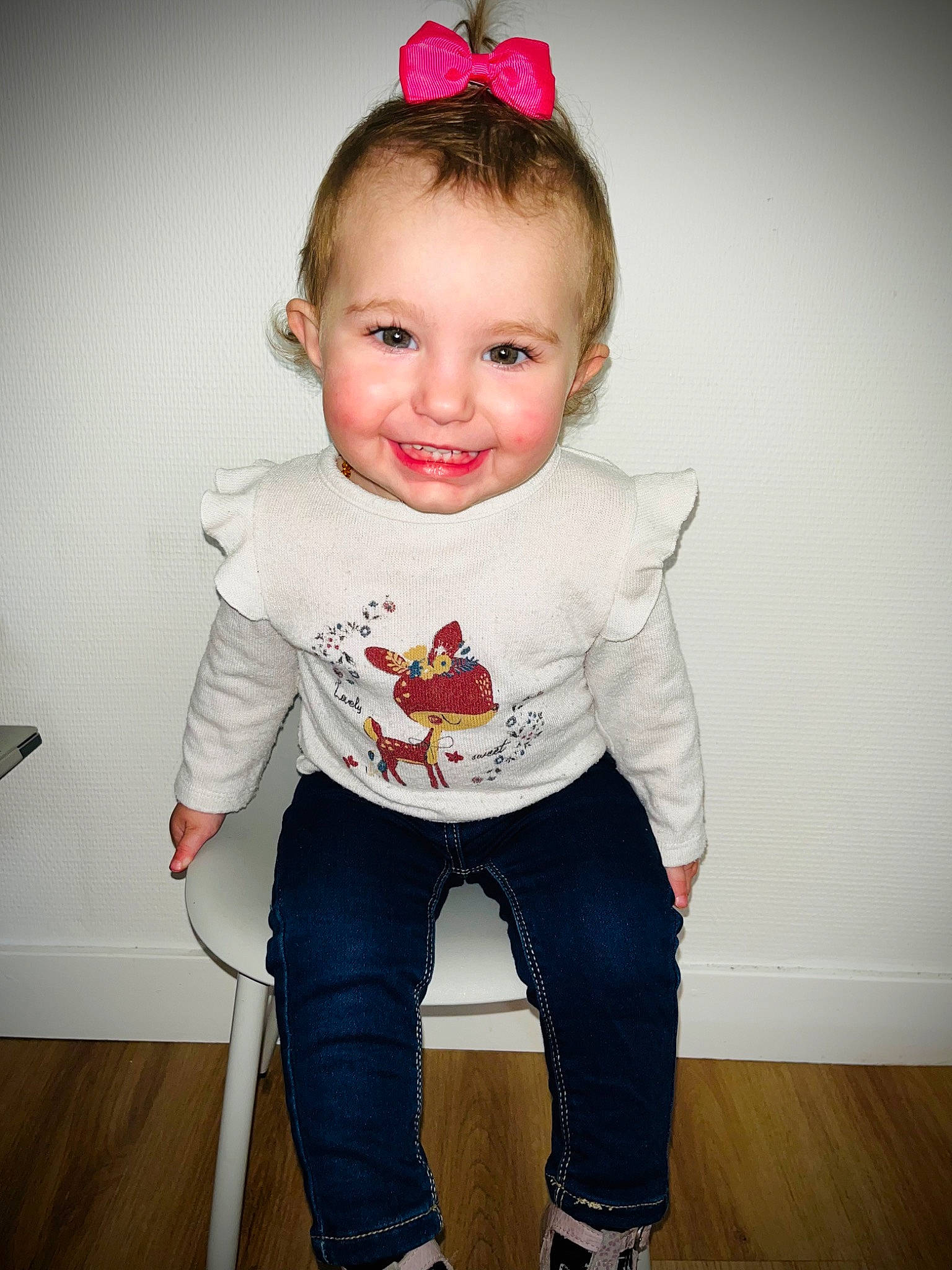 Djulia a rejoint le concours — aidez-le/la à gagner de superbes lots ! arm, baby_toddler_clothing, cheek, chin, clothing, eye, face, hair, happy, head, iris, jeans, joy, lip, neck, person, shoulder, skin, sleeve, smile